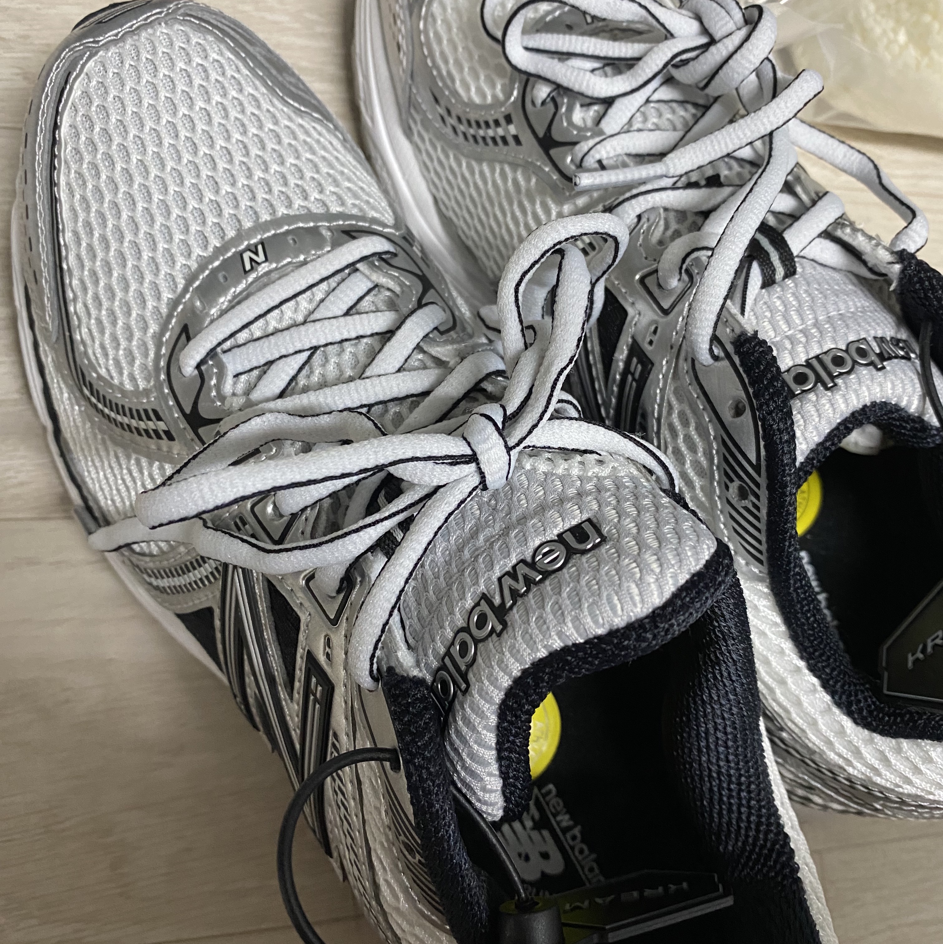 New Balance 860v2 White Black 착용 스타일