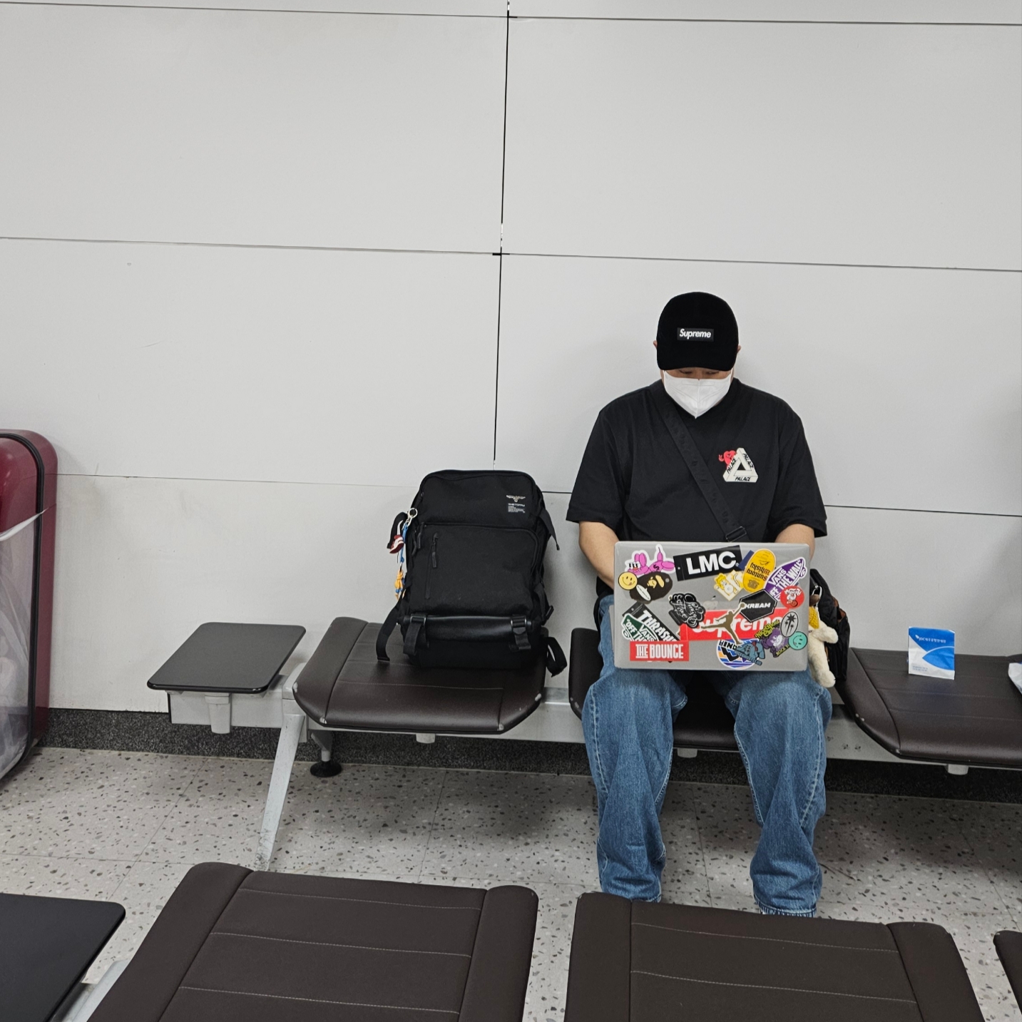 Palace Tri-Hearts T-Shirt Black - 24SS, Supreme Corduroy Camp Cap Black - 23FW 착용 스타일 - 1
