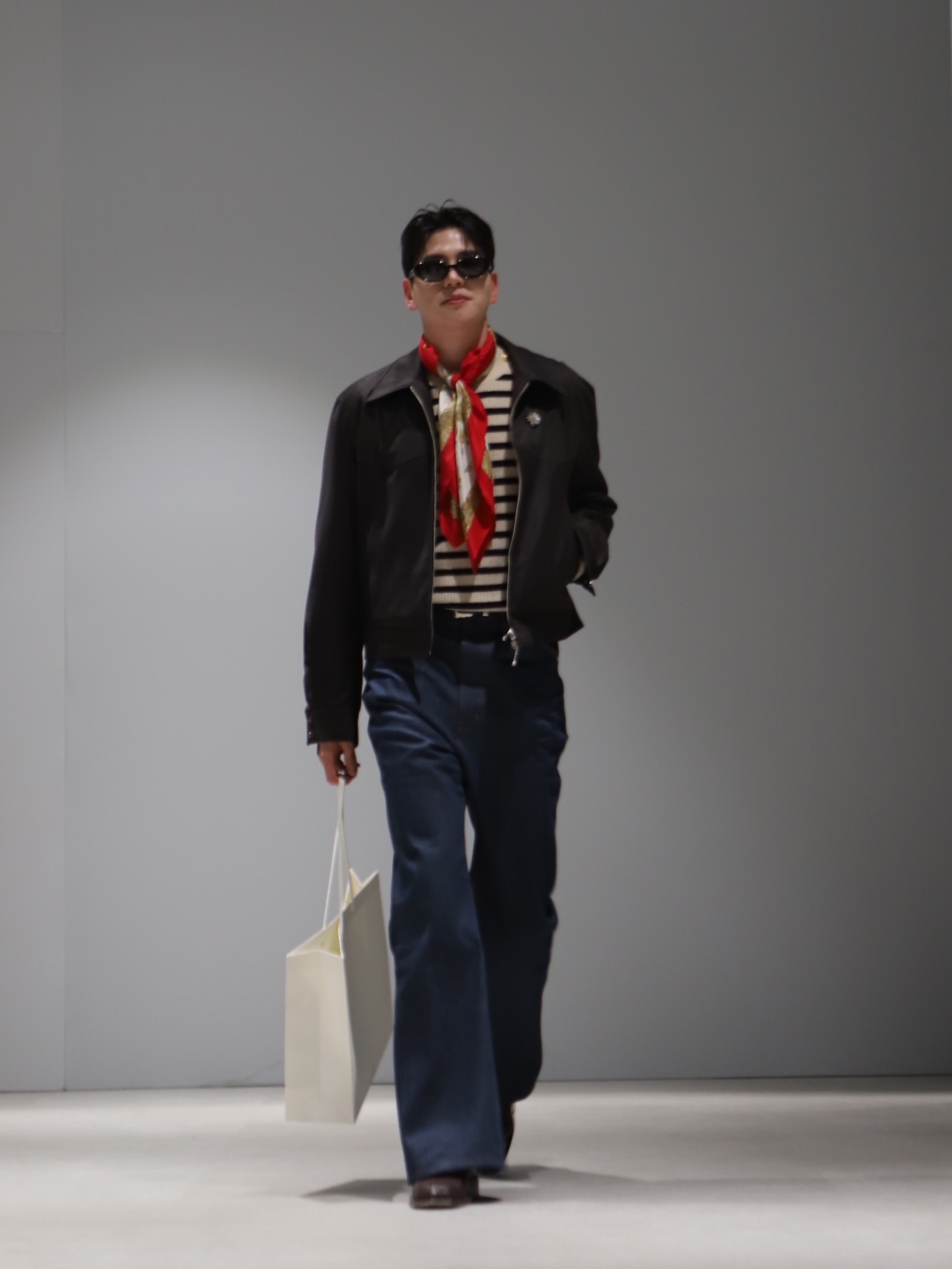 STU Flared Indigo Denim Pants Blue, Gentle Monster x Maison Margiela MM107 Black Black 착용 스타일 - 1