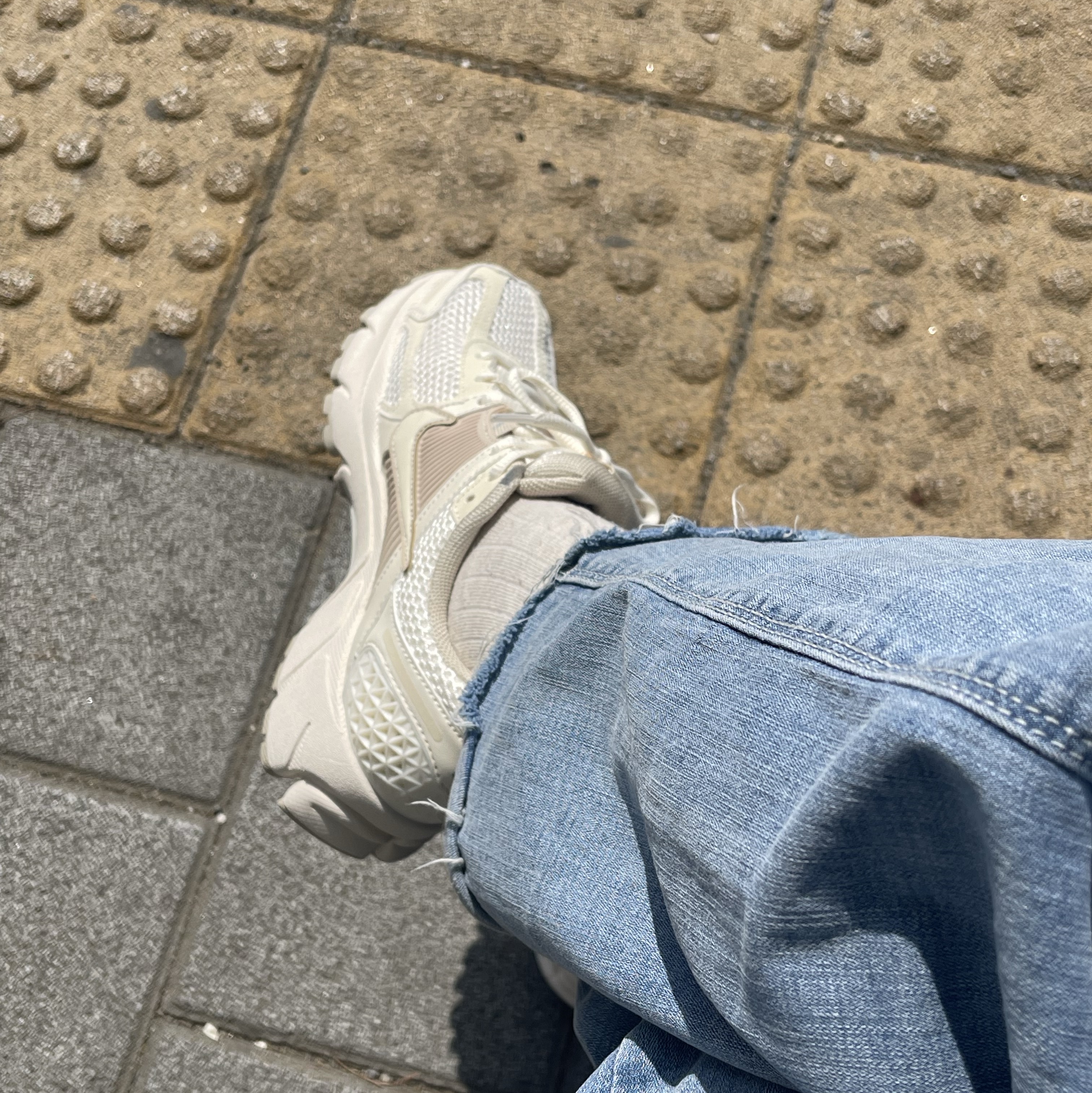 (W) Nike Zoom Vomero 5 Pale Ivory Sanddrift 착용 스타일
