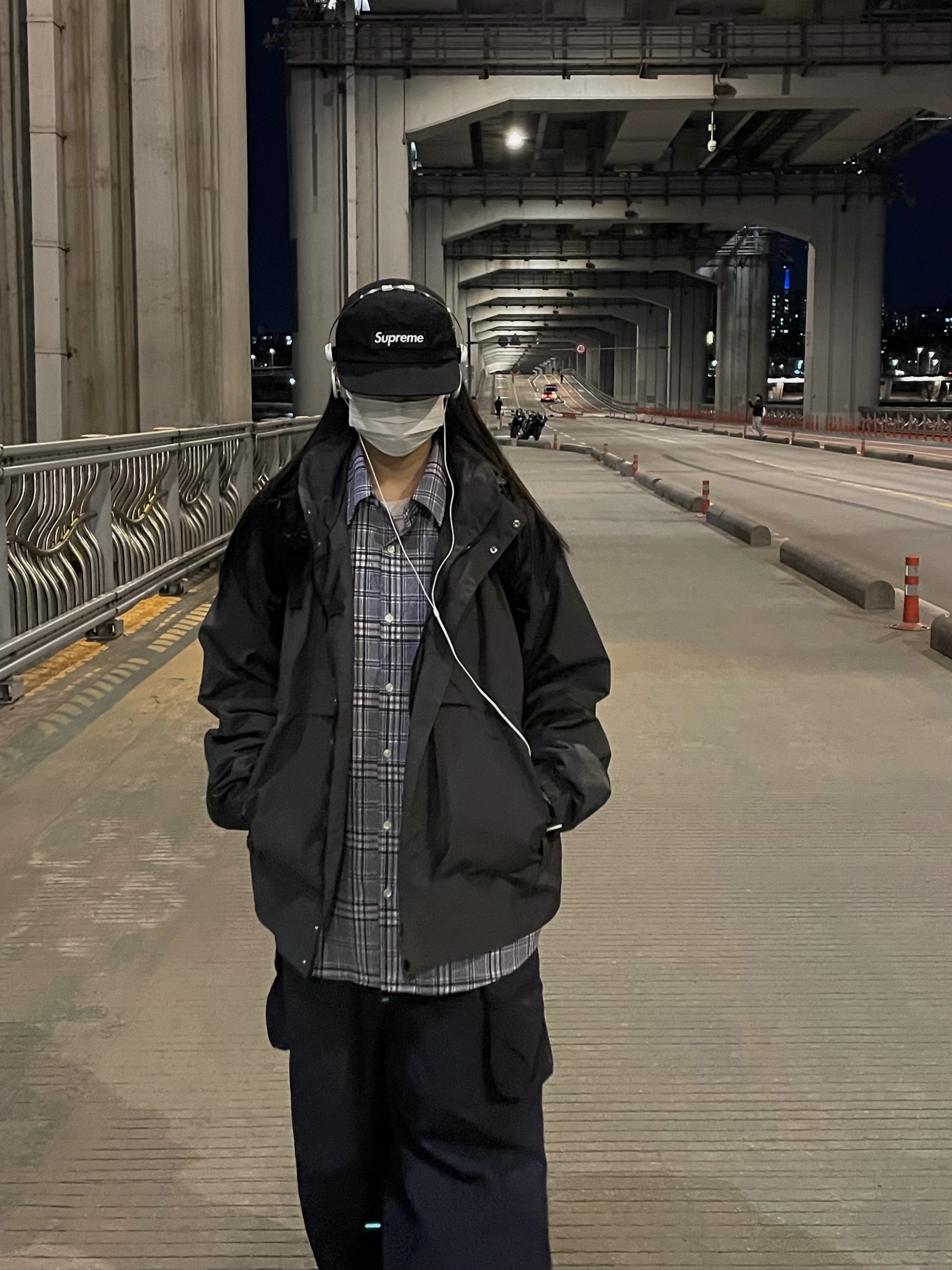 Supreme Waxed Cotton Camp Cap Black - 23FW, Supreme x Koss Portapro Headphones White - 23FW 착용 스타일 - 3