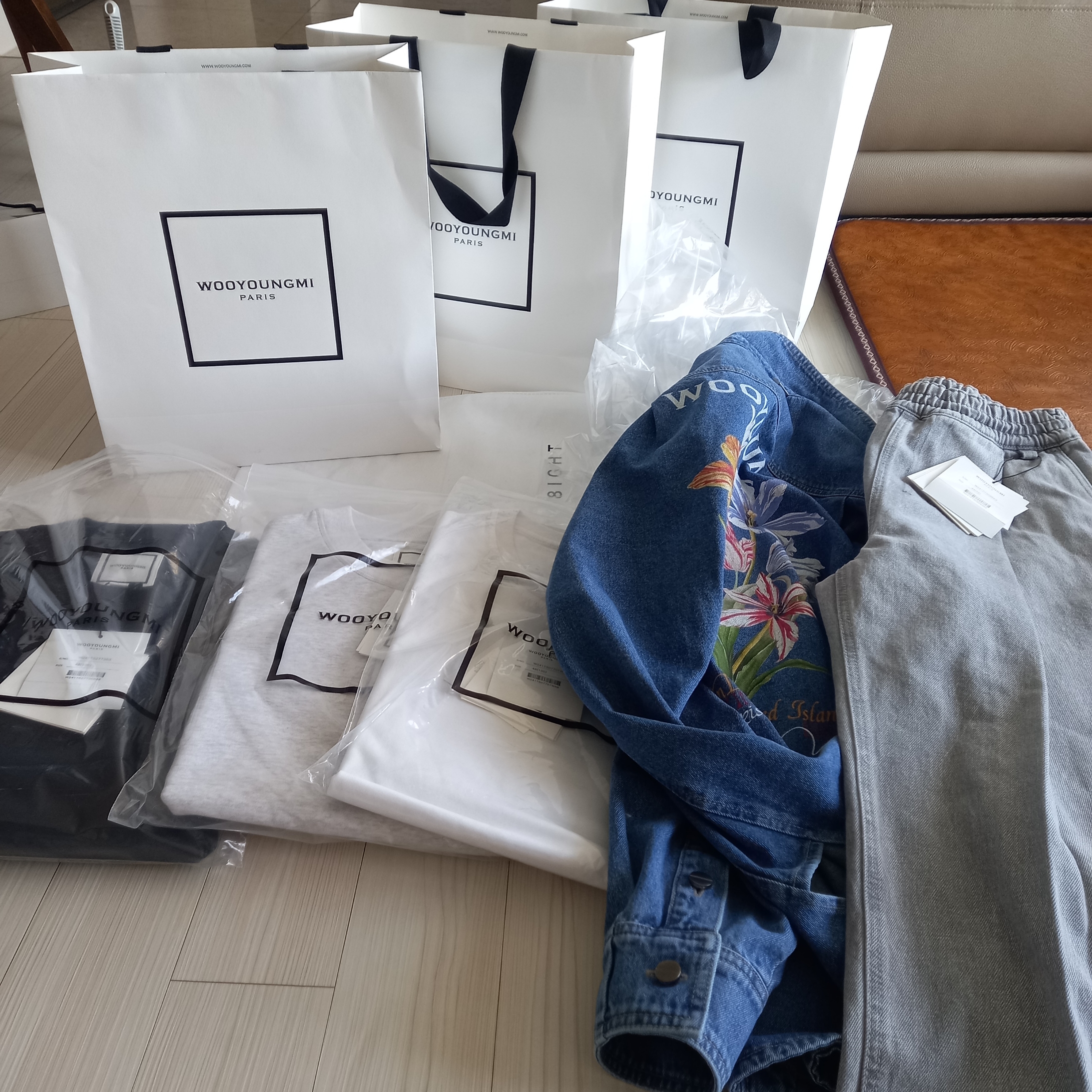 Wooyoungmi Cotton Back Logo Sweatshirt Black - 24SS, Wooyoungmi Flower Print Denim Shirt Blue - 24SS 착용 스타일 - 3