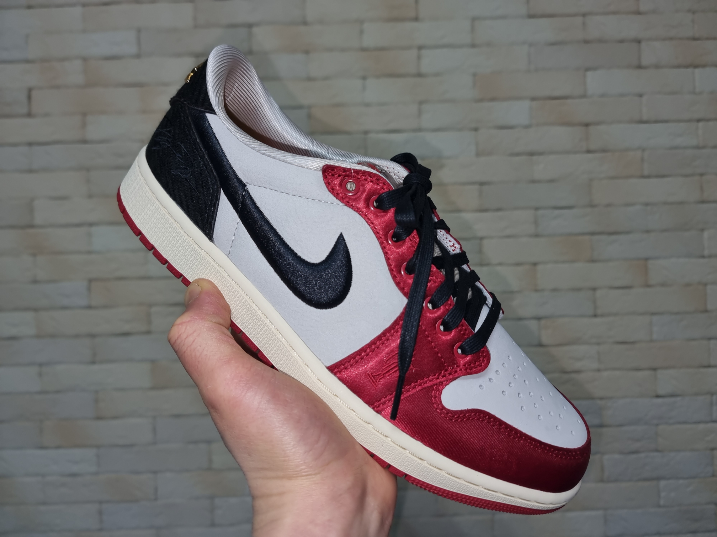 Jordan 1 x Trophy Room Retro Low OG SP Sail Varsity Red 착용 스타일 - 4