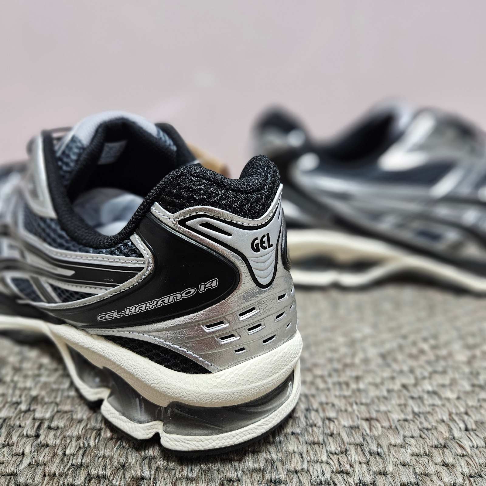 Asics Unlimited Gel-Kayano 14 Carrier Grey Black 착용 스타일 - 5