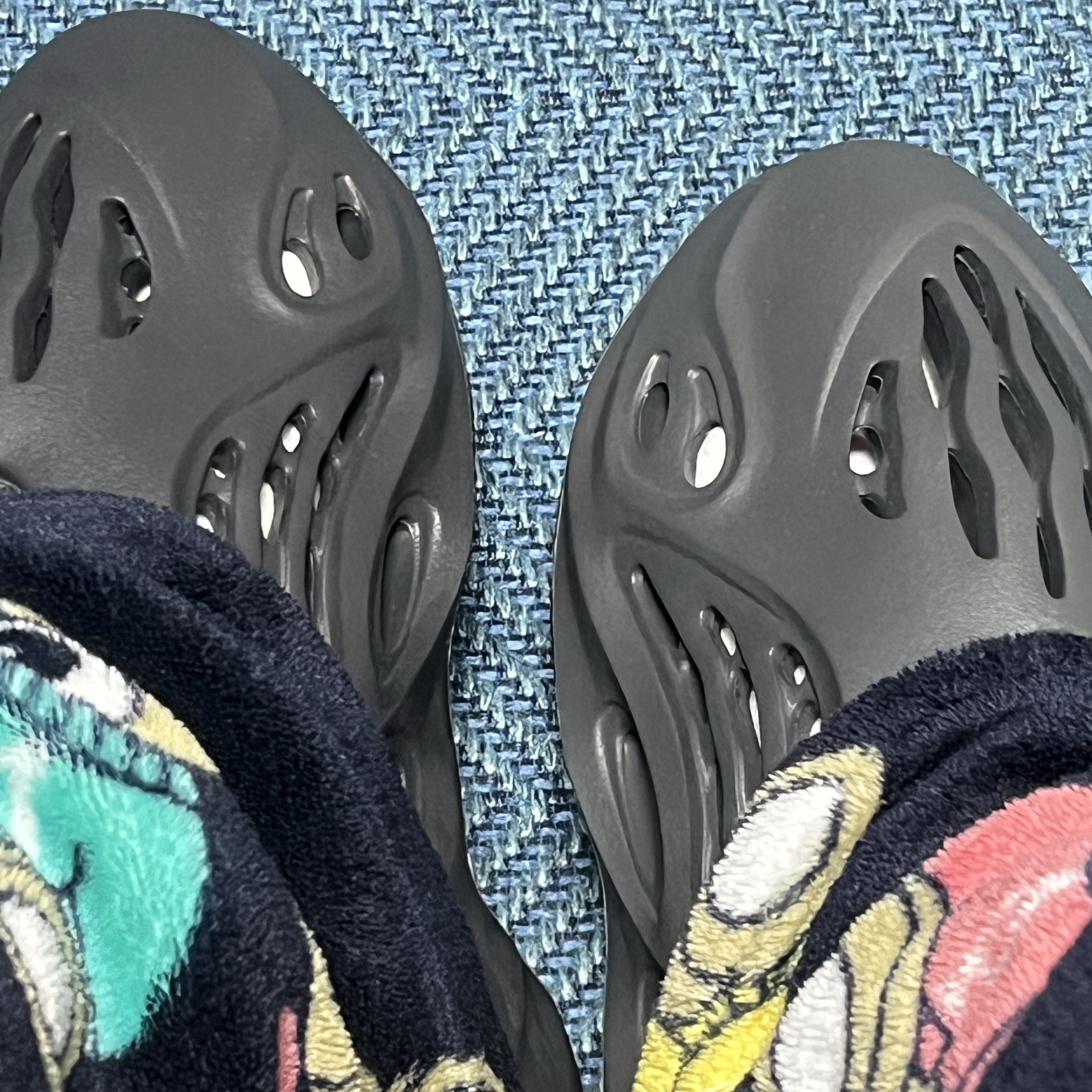 Adidas Yeezy Foam RNNR Onyx, Adidas Yeezy Foam RNNR Carbon 착용 스타일