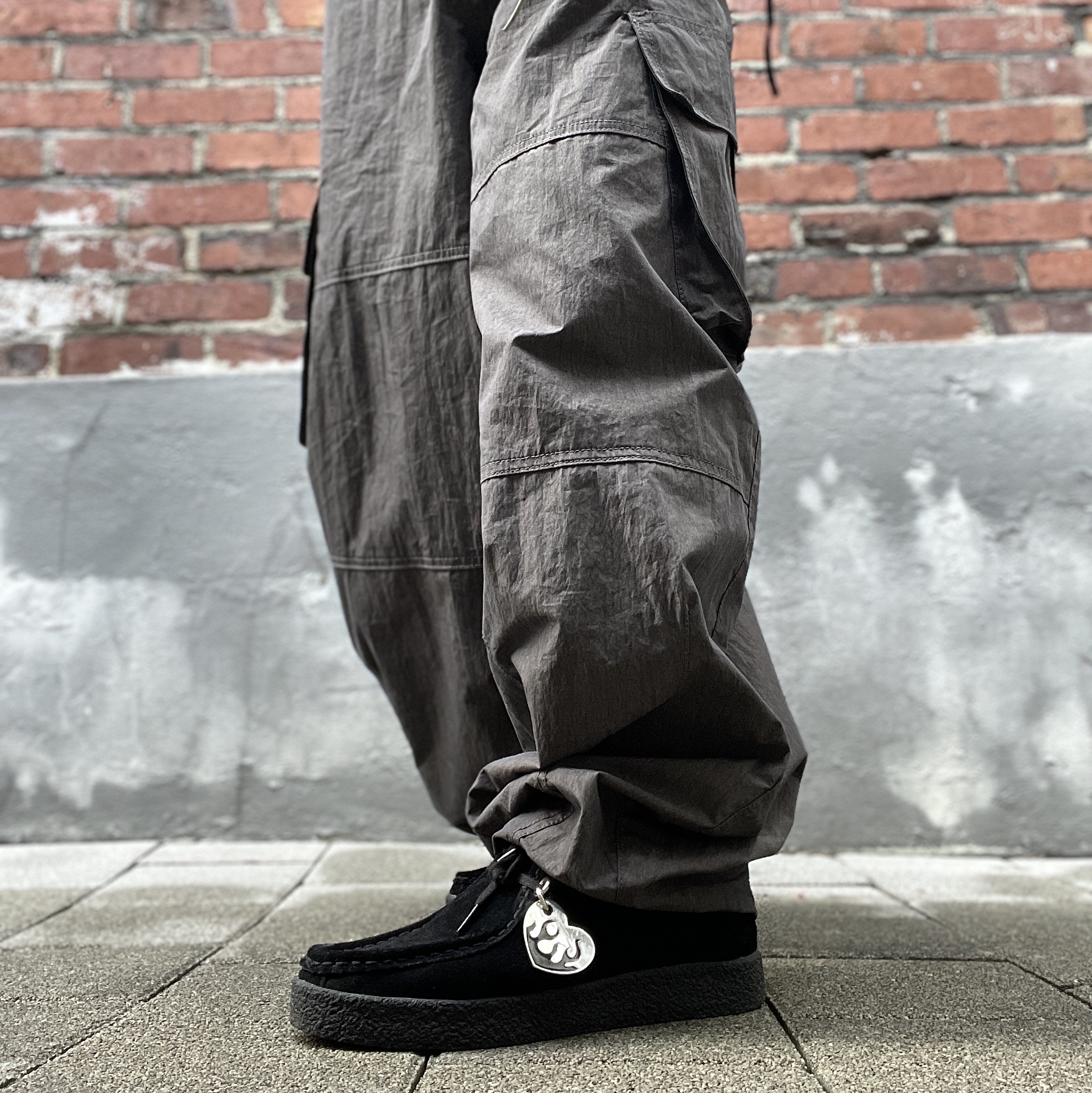 Our Legacy Ladon Leather Keychain Olive, Sculptor Oldschool Slouchy Backpack Black 착용 스타일 - 5