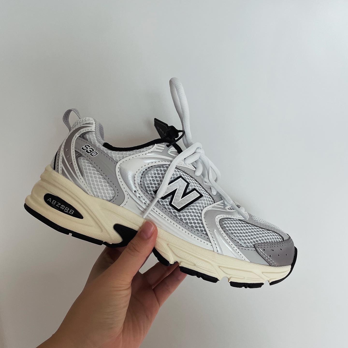 New Balance 530 Silver Cream 착용 스타일 - 2