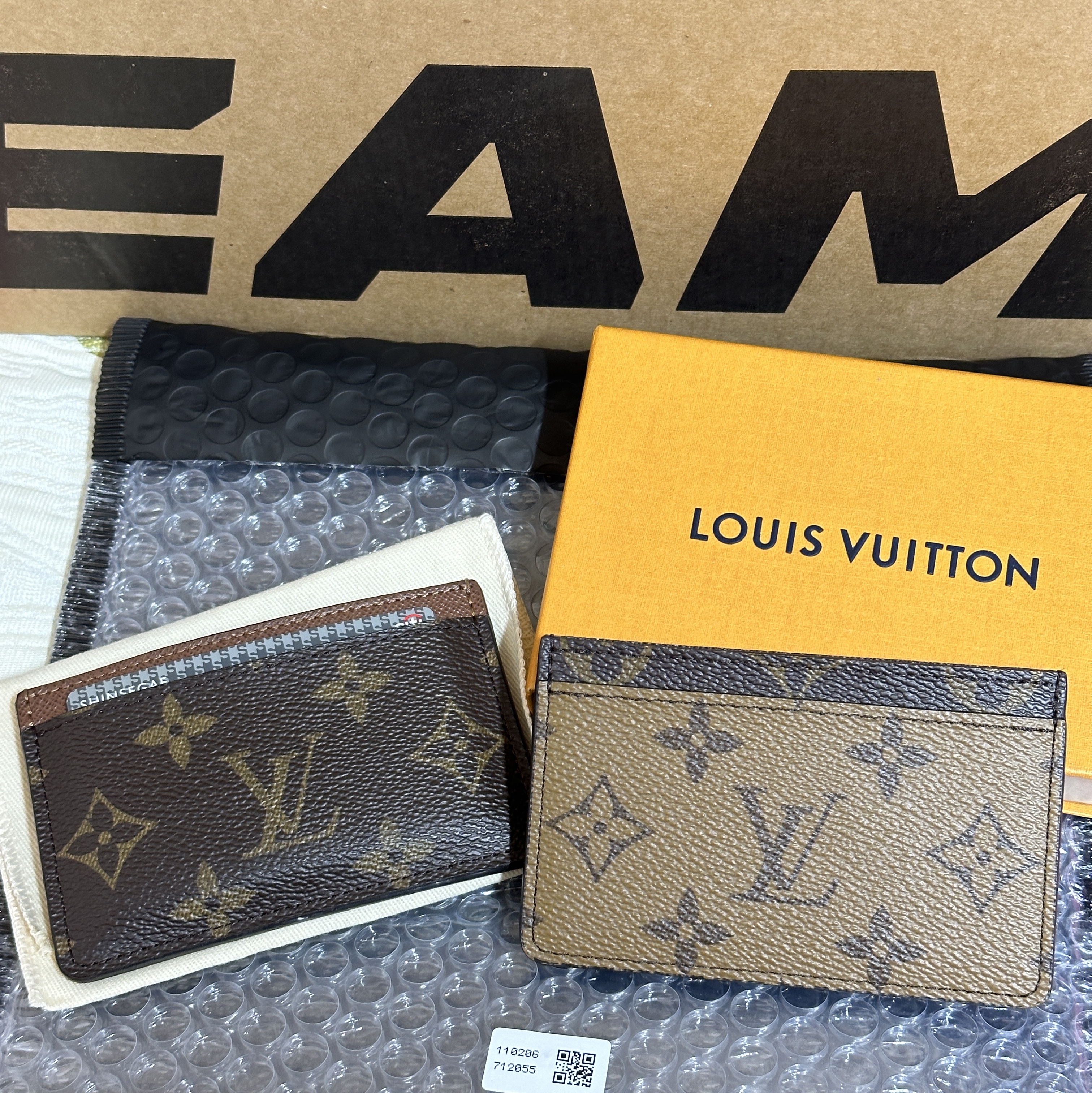 Louis Vuitton Card Holder Monogram and Monogram Reversed, Louis Vuitton Card Holder Monogram Armagnac 착용 스타일