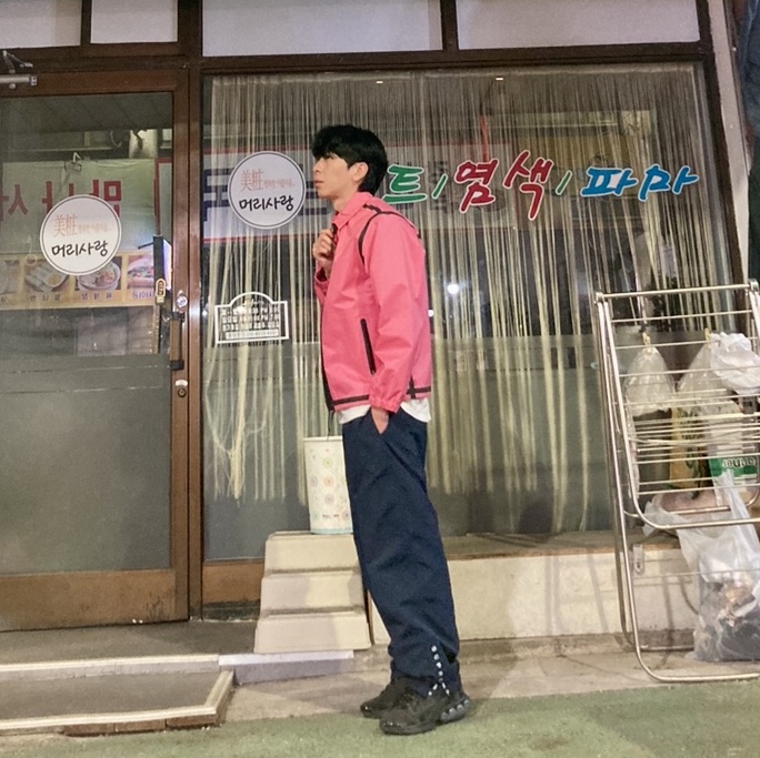 Supreme x The North Face Summit Series Outer Tape Seam Coaches Jacket Pink - 21SS, Supreme Warm Up Pants Navy - 23FW 착용 스타일