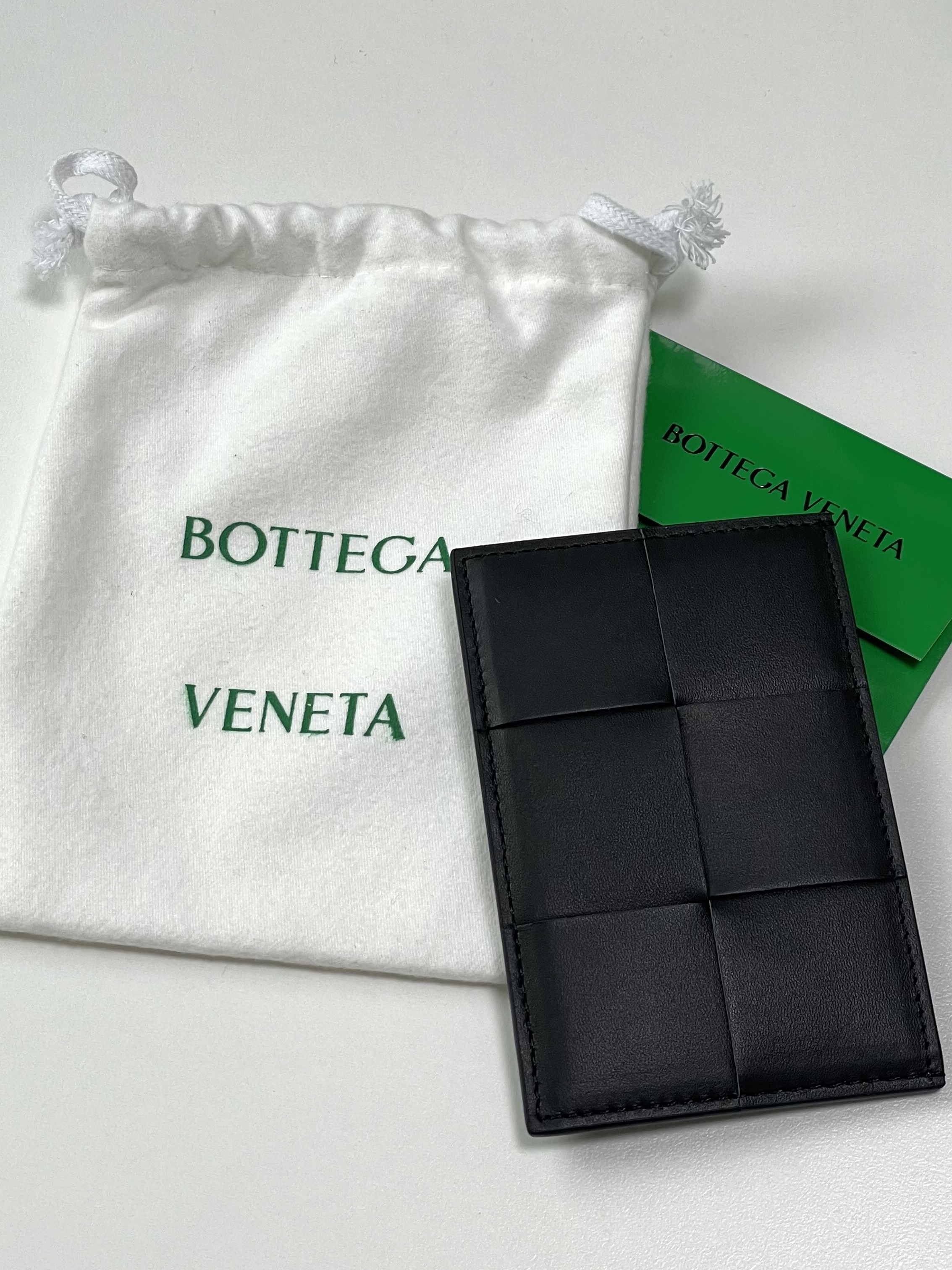Bottega Veneta Credit Card Case Calfskin Black 착용 스타일