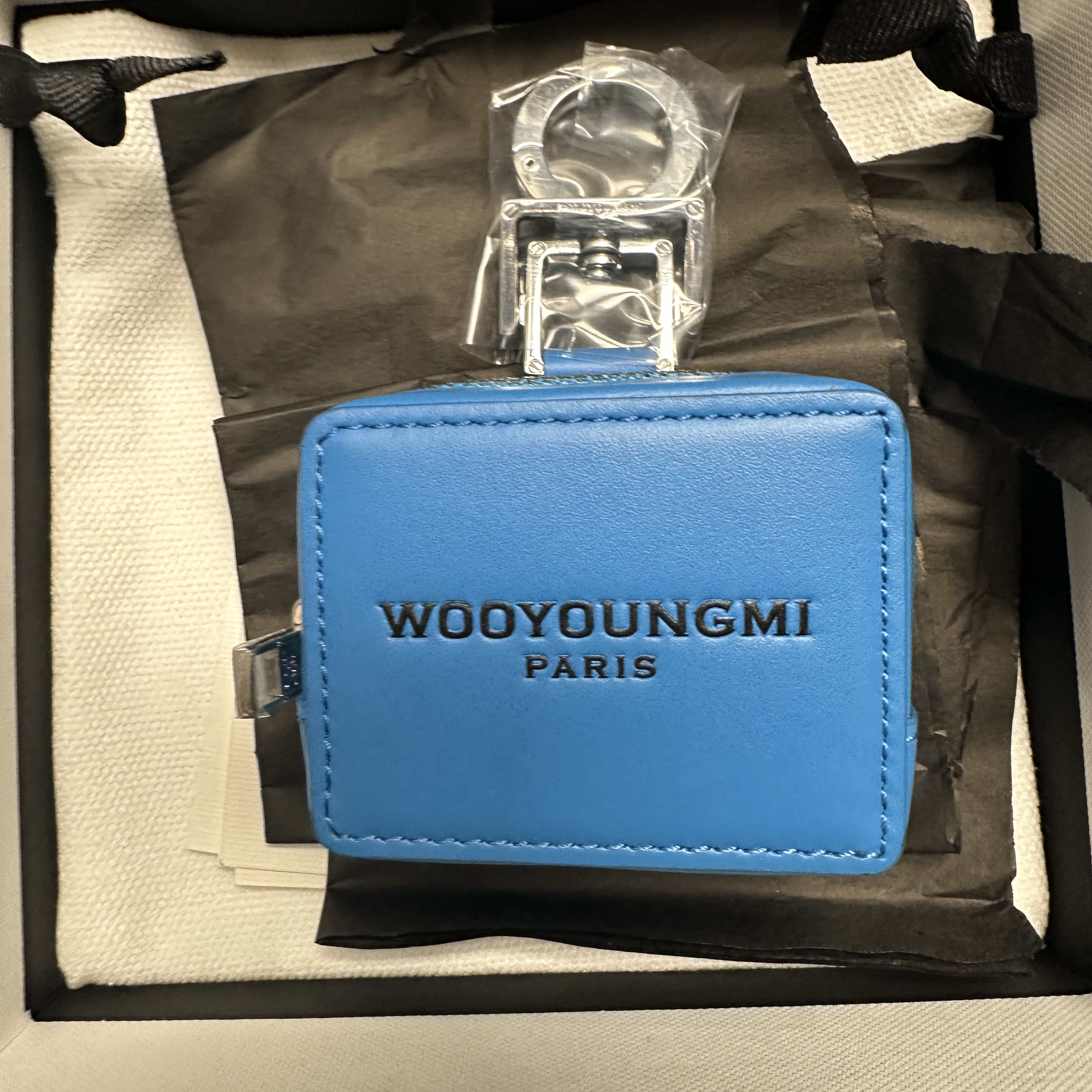 Wooyoungmi Leather AirPods Case Black 착용 스타일
