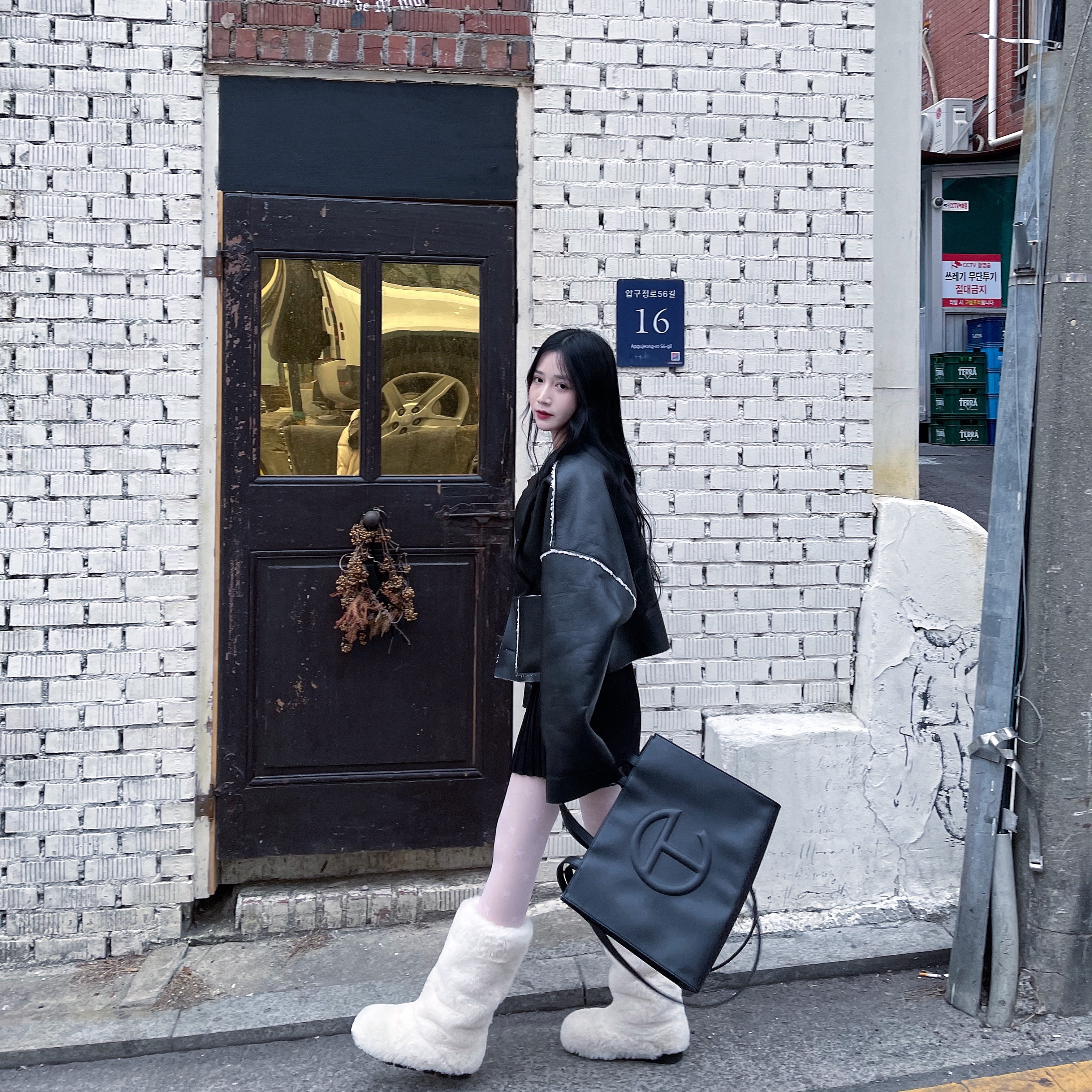 Telfar Medium Shopping Bag Black 착용 스타일 - 1
