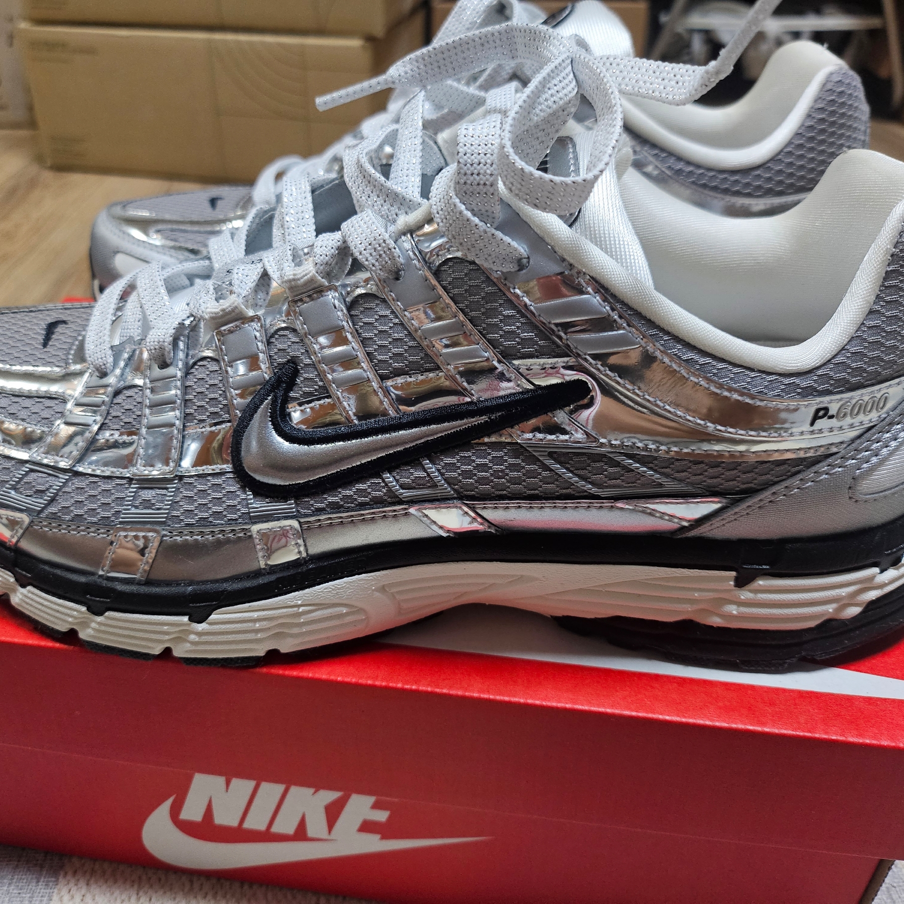 Nike P-6000 Metallic Silver 착용 스타일 - 3