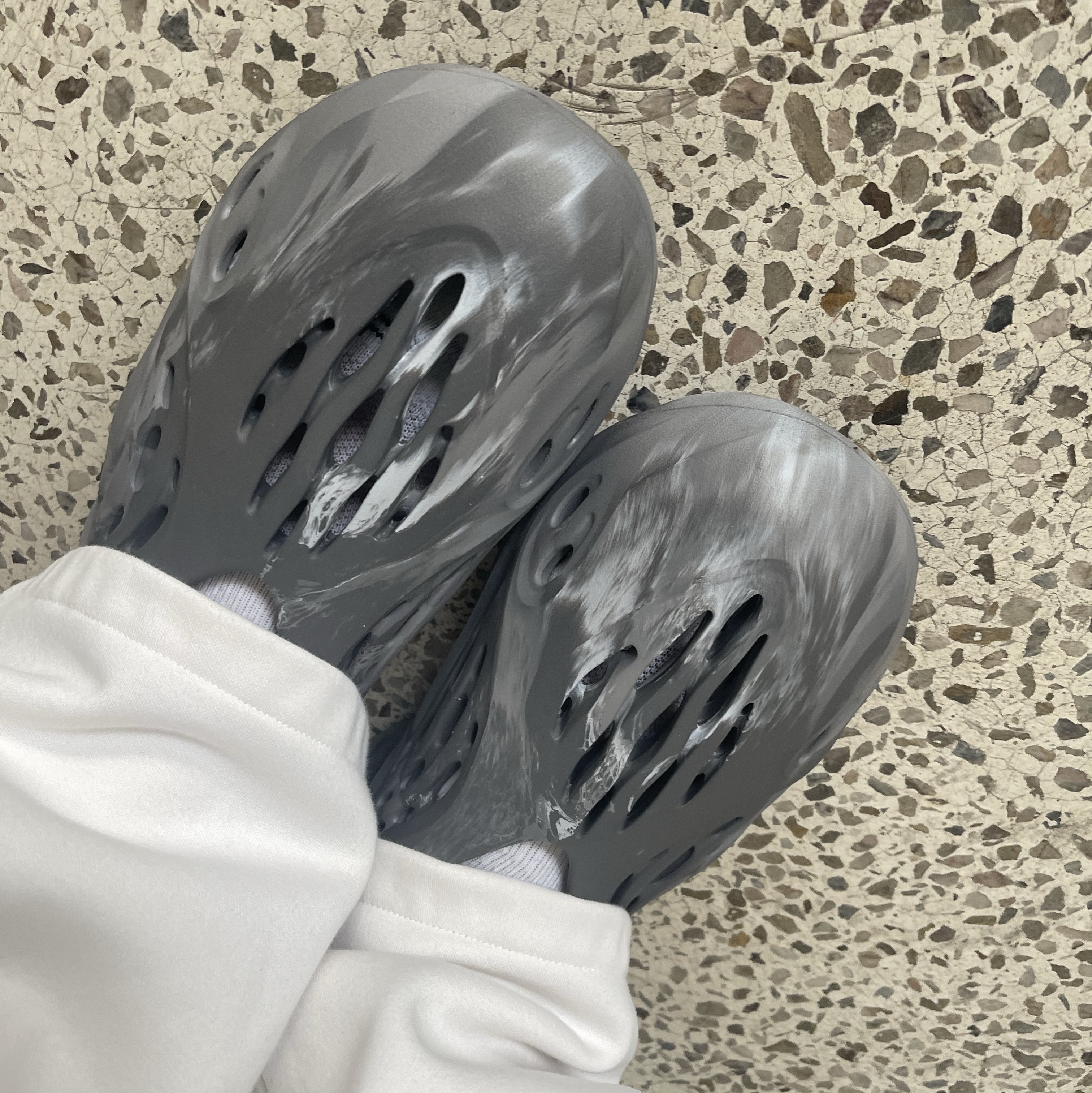 Adidas Yeezy Foam RNNR MX Granite 착용 스타일