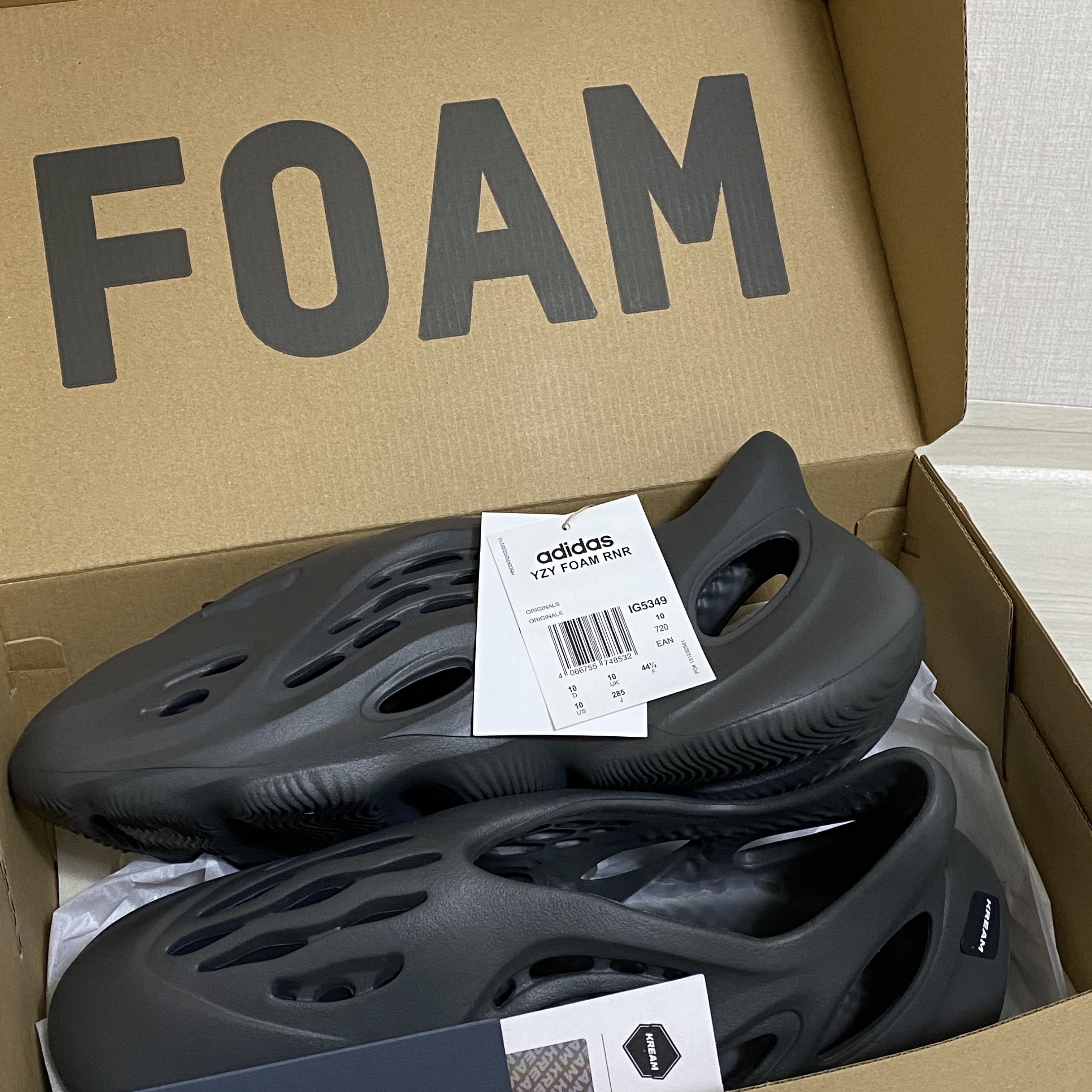 Adidas Yeezy Foam RNNR Carbon 착용 스타일