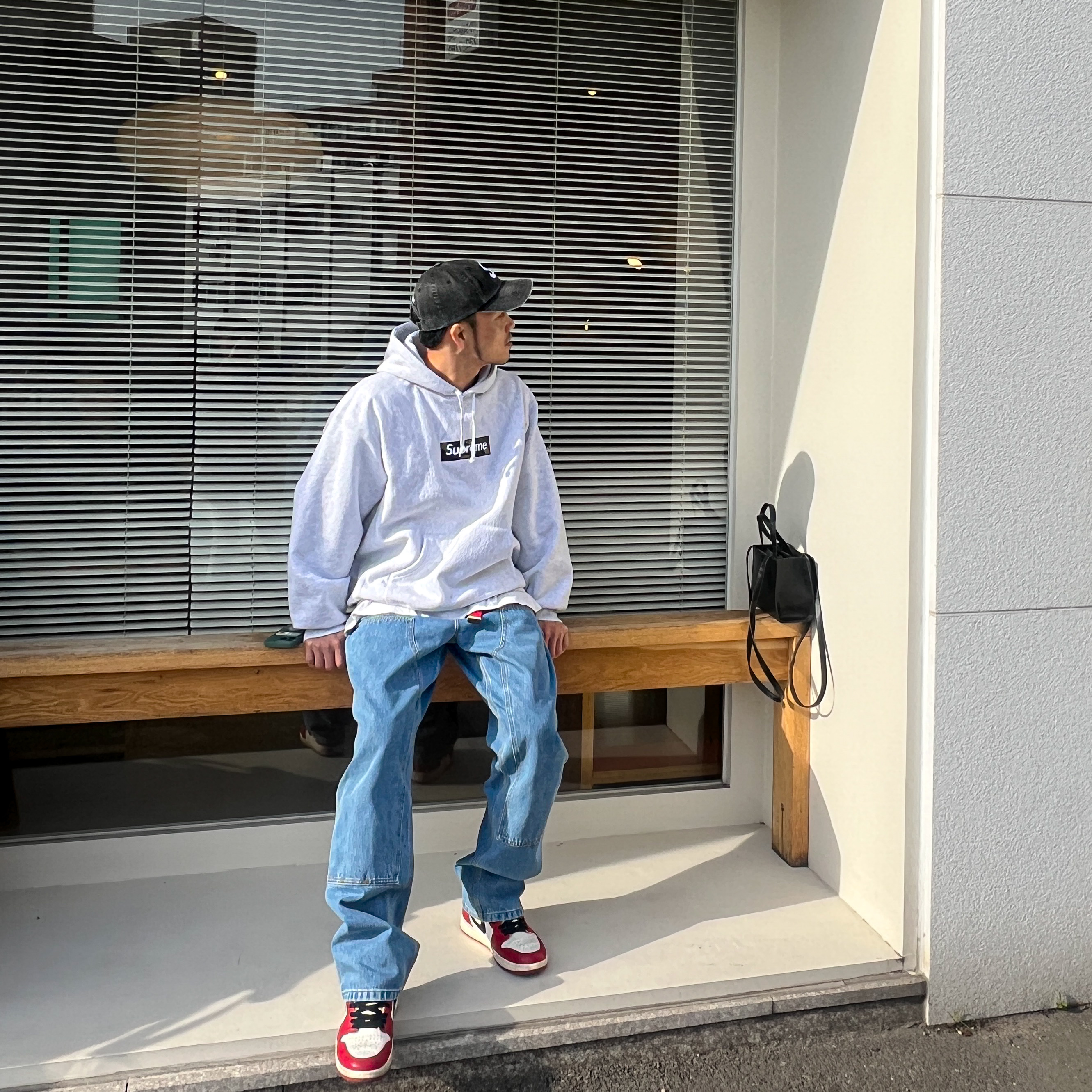 Supreme Box Logo Hooded Sweatshirt Ash Grey - 23FW, Jordan 1 Retro High OG Chicago 2022 착용 스타일 - 1