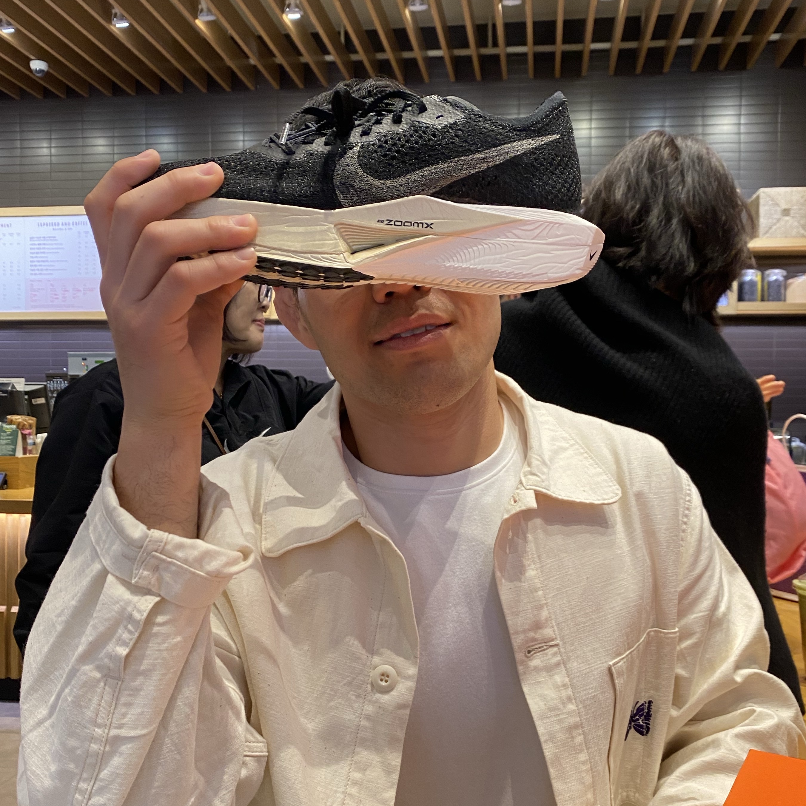 Nike ZoomX Vaporfly Next% 3 Black Metallic Gold Grain 착용 스타일
