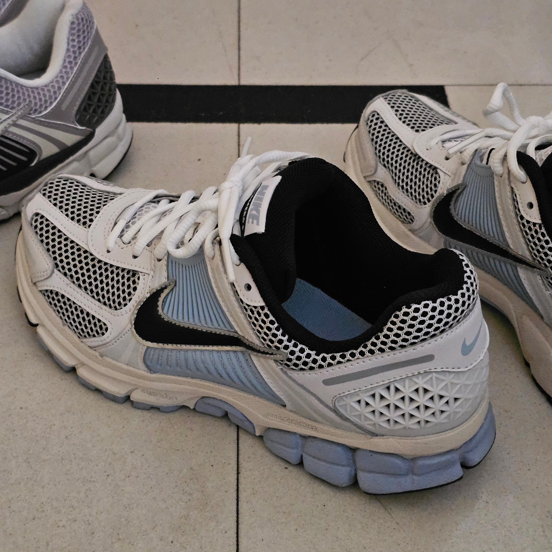 (W) Nike Zoom Vomero 5 Cobblestone and Flat Pewter, (W) Nike Zoom Vomero 5 Platinum Tint Black 착용 스타일 - 3