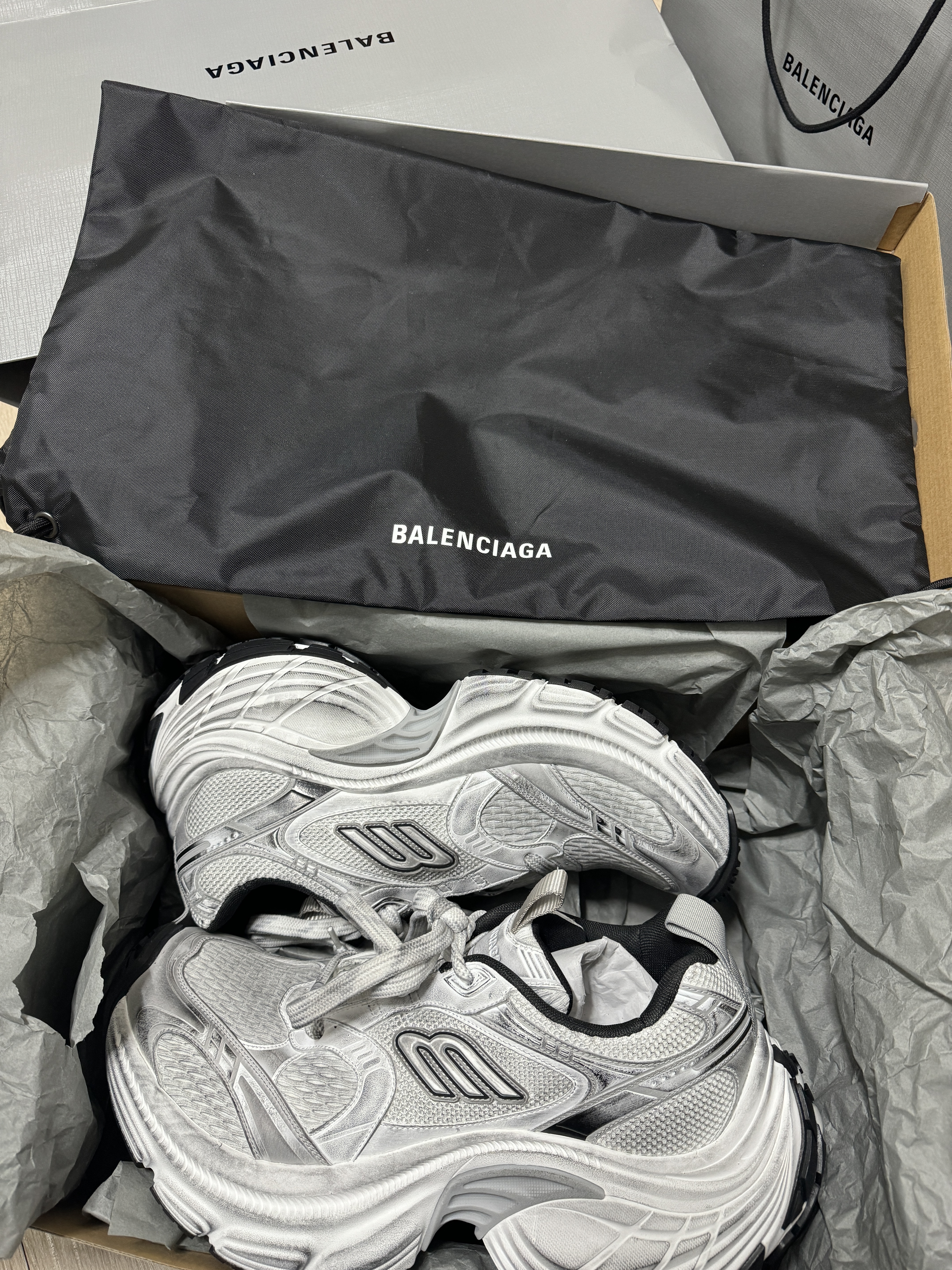 Balenciaga 10XL Sneakers White Black Grey, Balenciaga Cargo Sneakers Grey Black Yellow 착용 스타일 - 3