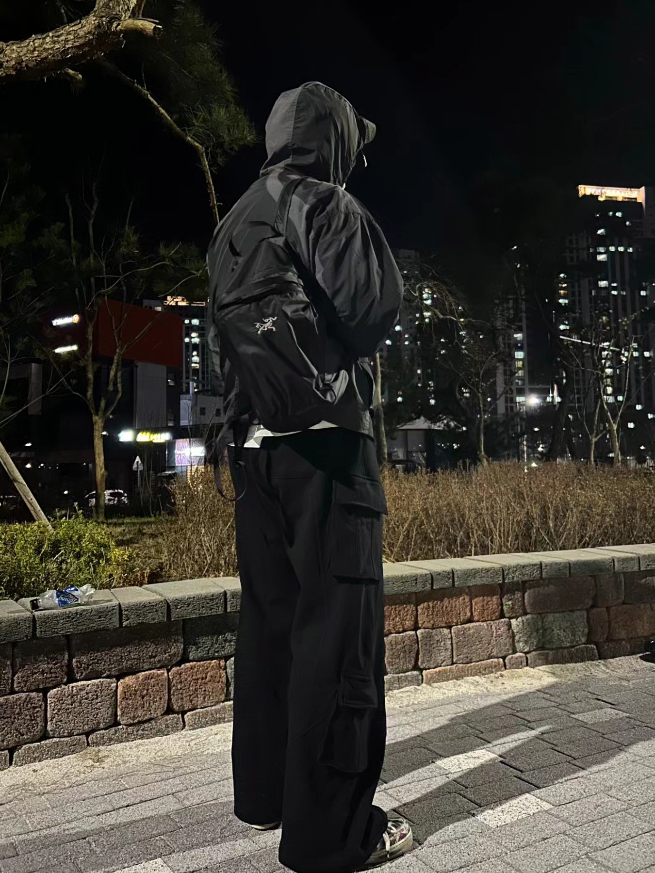 Yeezy Gap Engineered By Balenciaga Flame Cap Black, Arc'teryx Heliad 15 Backpack Black 착용 스타일 - 2