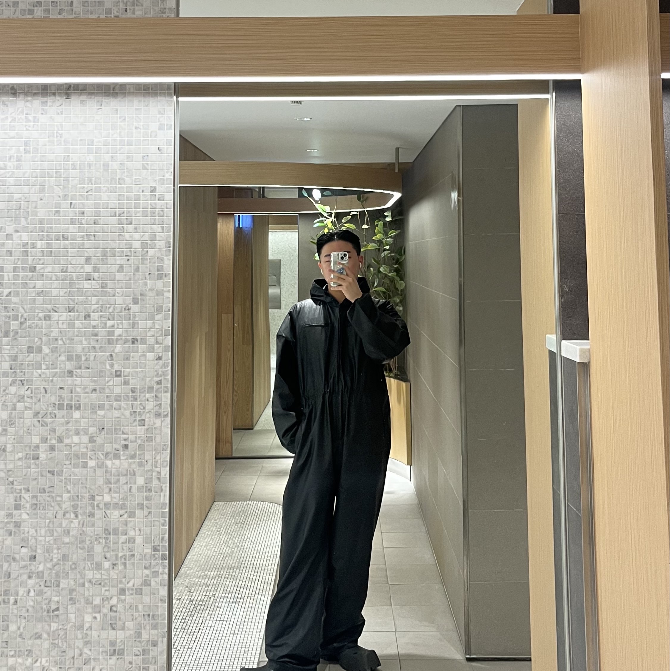 Yeezy Gap Engineered By Balenciaga Coated Cotton Overalls Black 착용 스타일