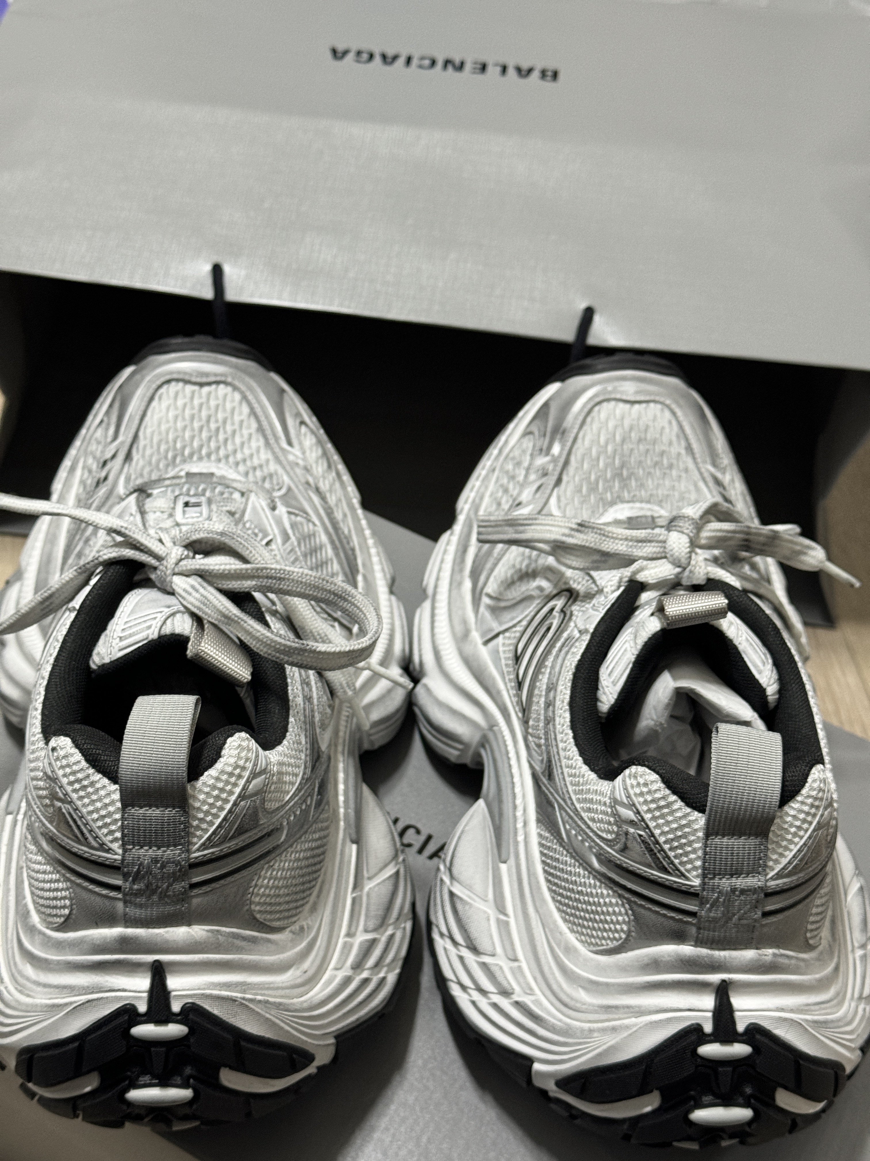 Balenciaga 10XL Sneakers White Black Grey, Balenciaga Cargo Sneakers Grey Black Yellow 착용 스타일 - 5