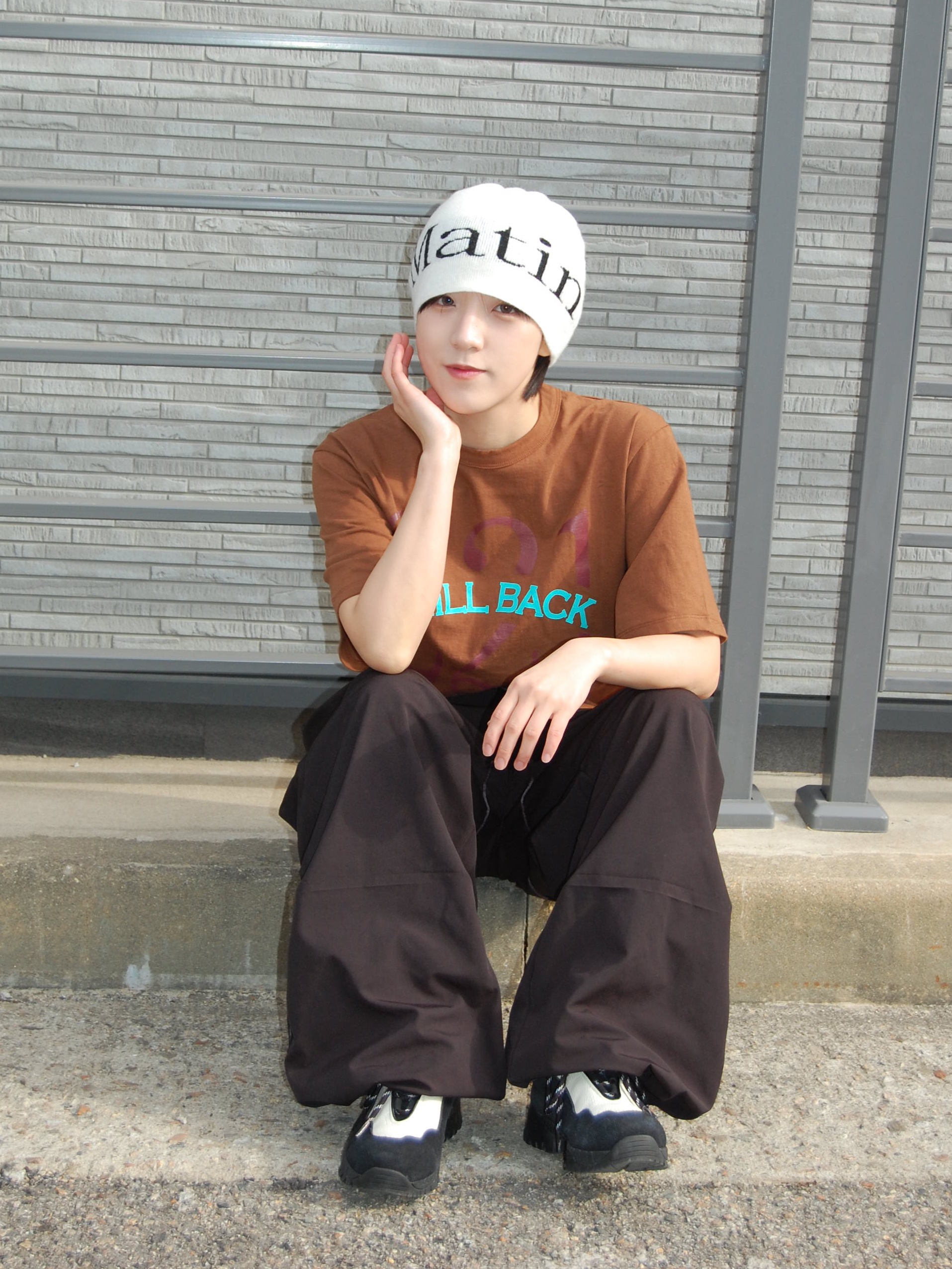 Matin Kim Logo Jacquard Short Beanie White 착용 스타일 - 1