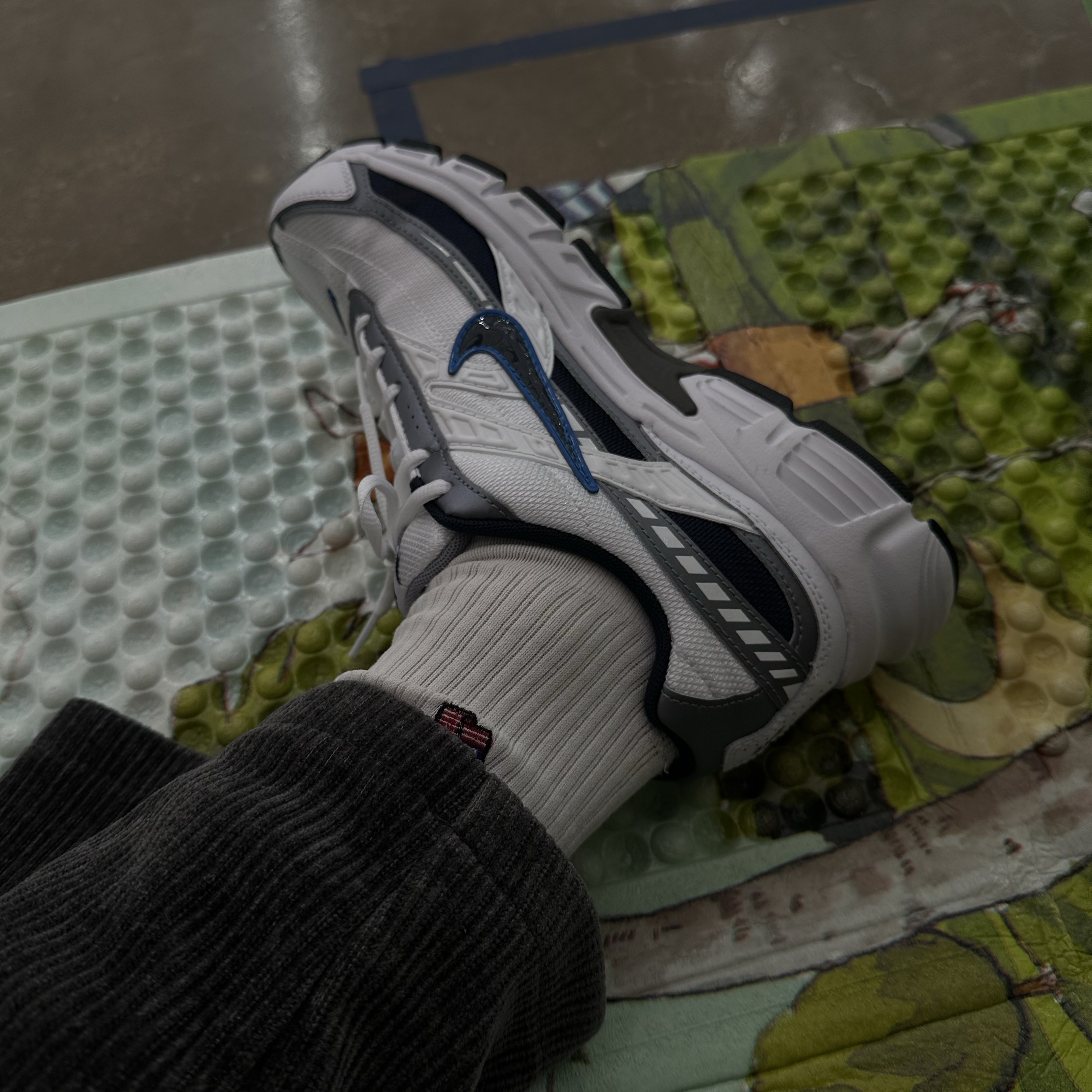 Nike Initiator White Obsidian Metallic Cool Grey 착용 스타일