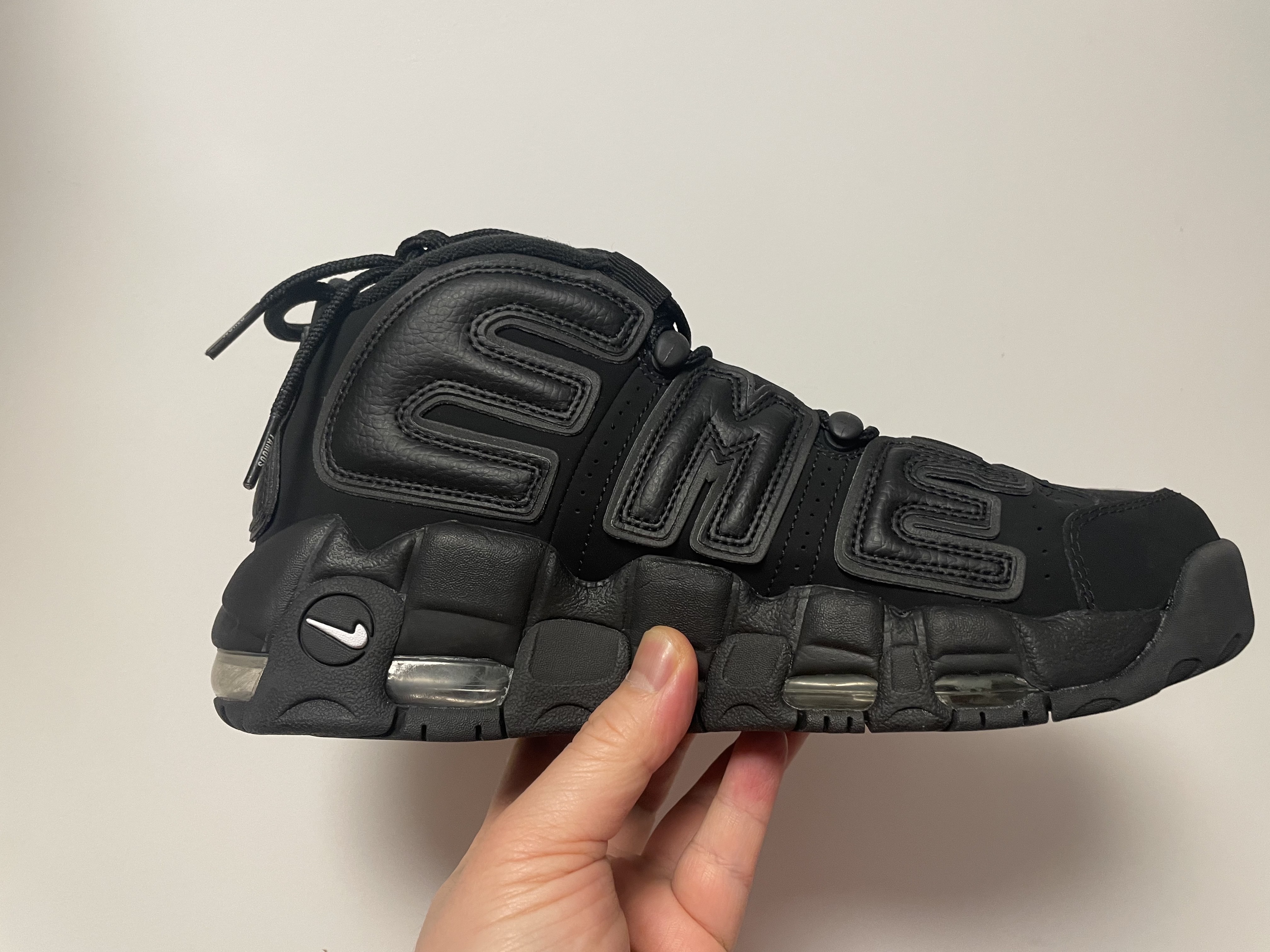 Nike x Supreme Air More Uptempo Suptempo Black 착용 스타일 - 2