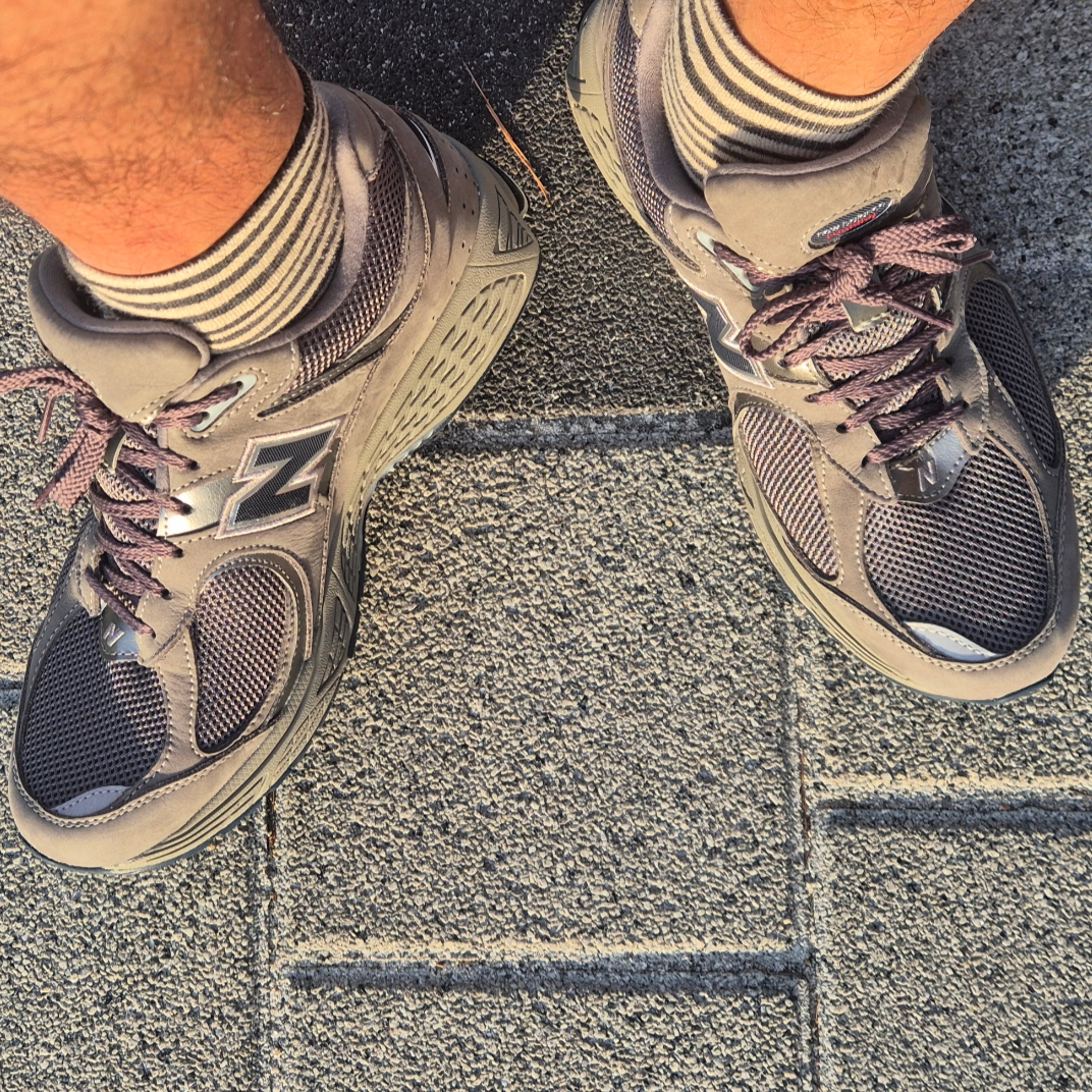 New Balance 2002R Gray 착용 스타일