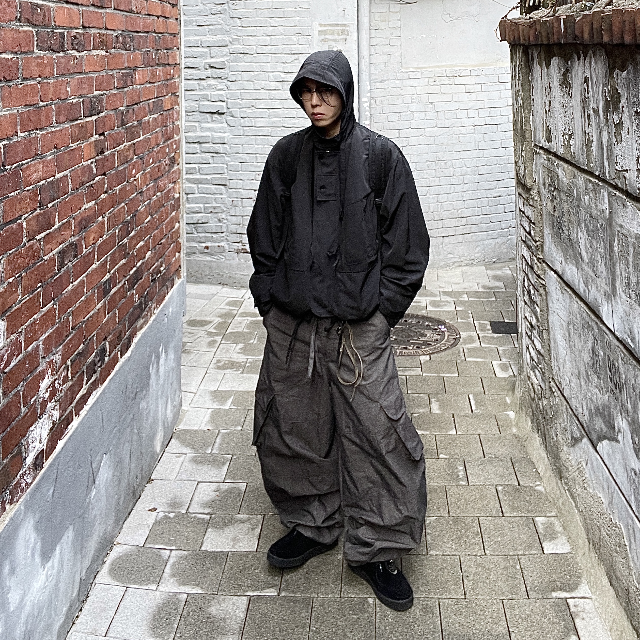 Our Legacy Ladon Leather Keychain Olive, Sculptor Oldschool Slouchy Backpack Black 착용 스타일 - 9