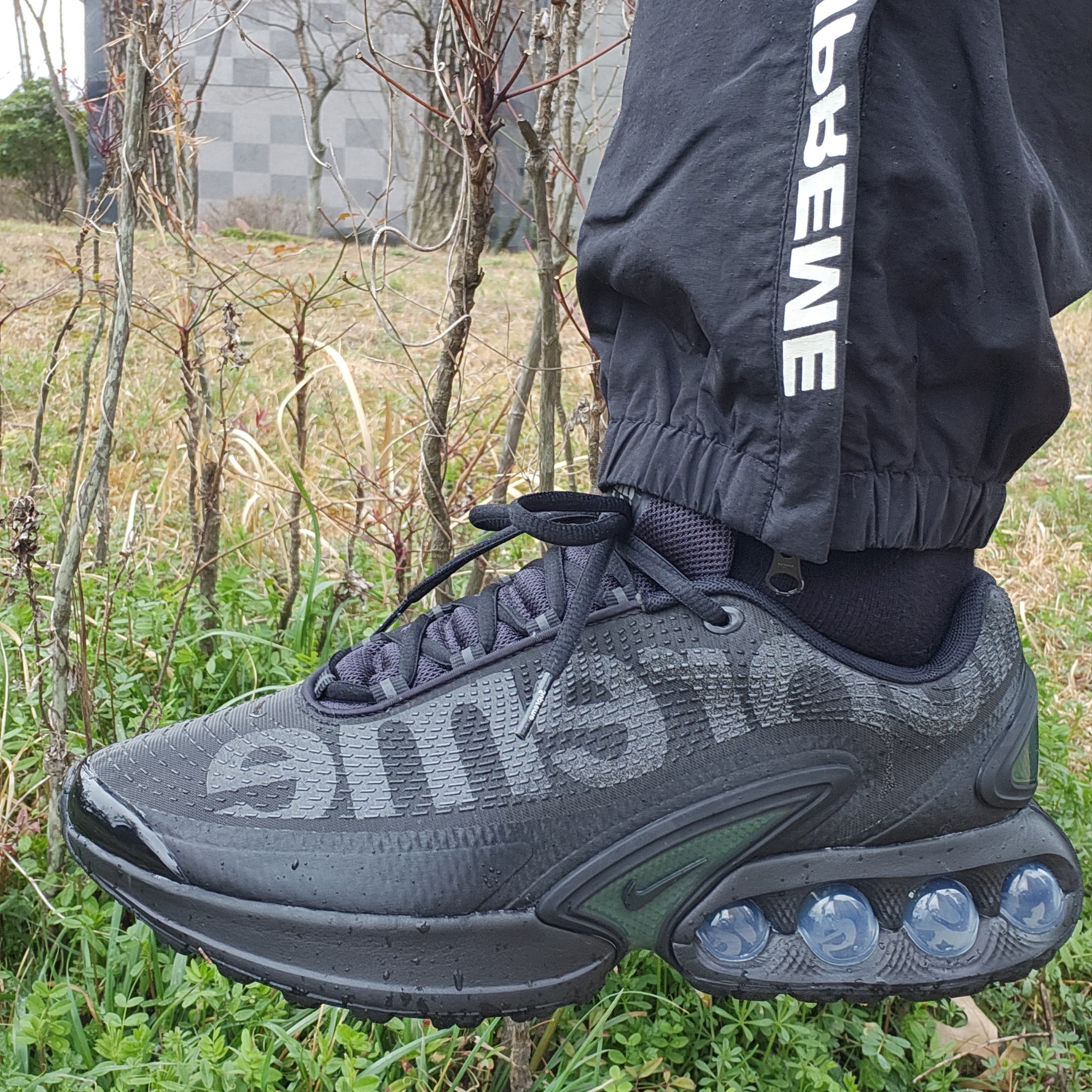Nike x Supreme Air Max DN SP Black Galactic Jade 착용 스타일 - 2