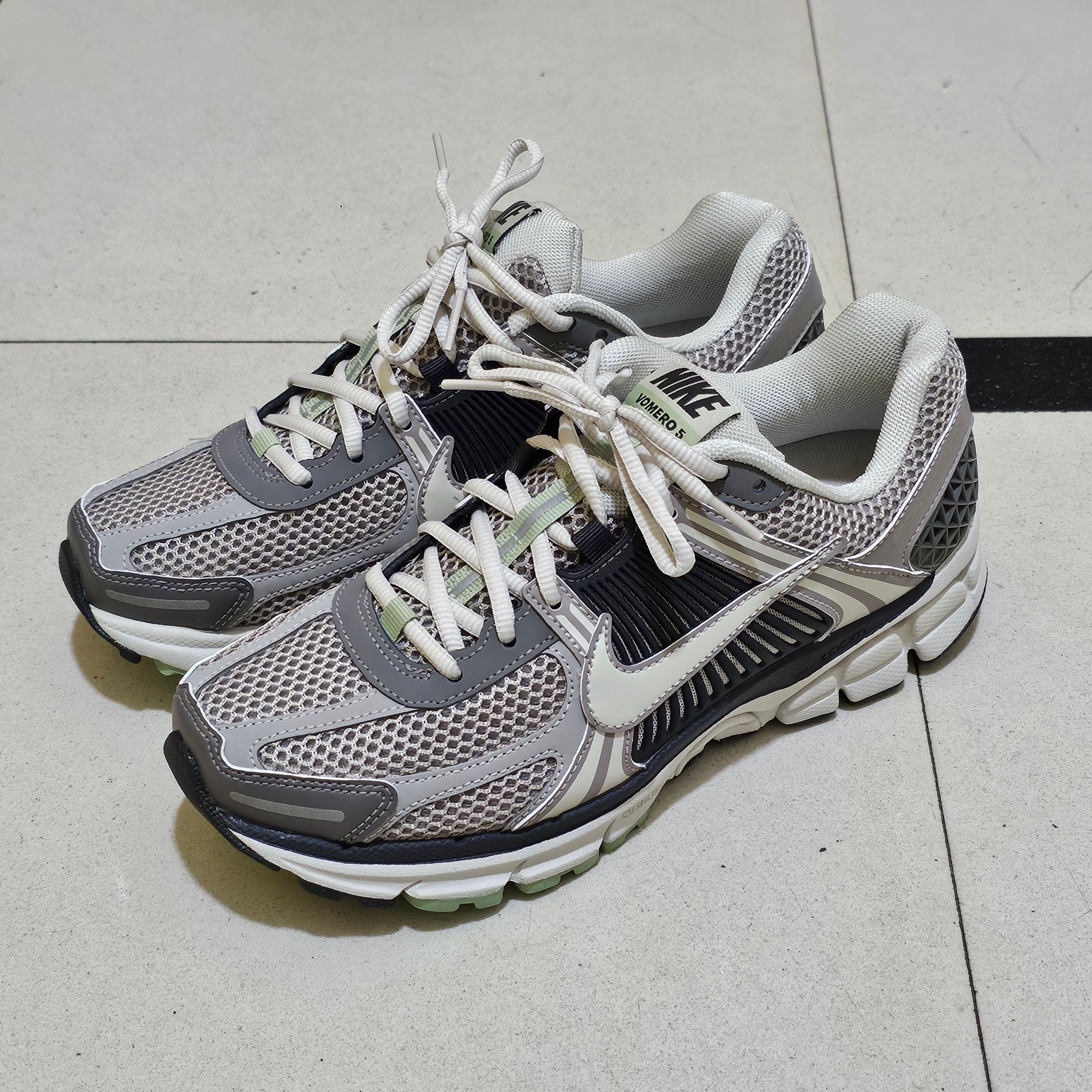 (W) Nike Zoom Vomero 5 Cobblestone and Flat Pewter, (W) Nike Zoom Vomero 5 Platinum Tint Black 착용 스타일 - 4