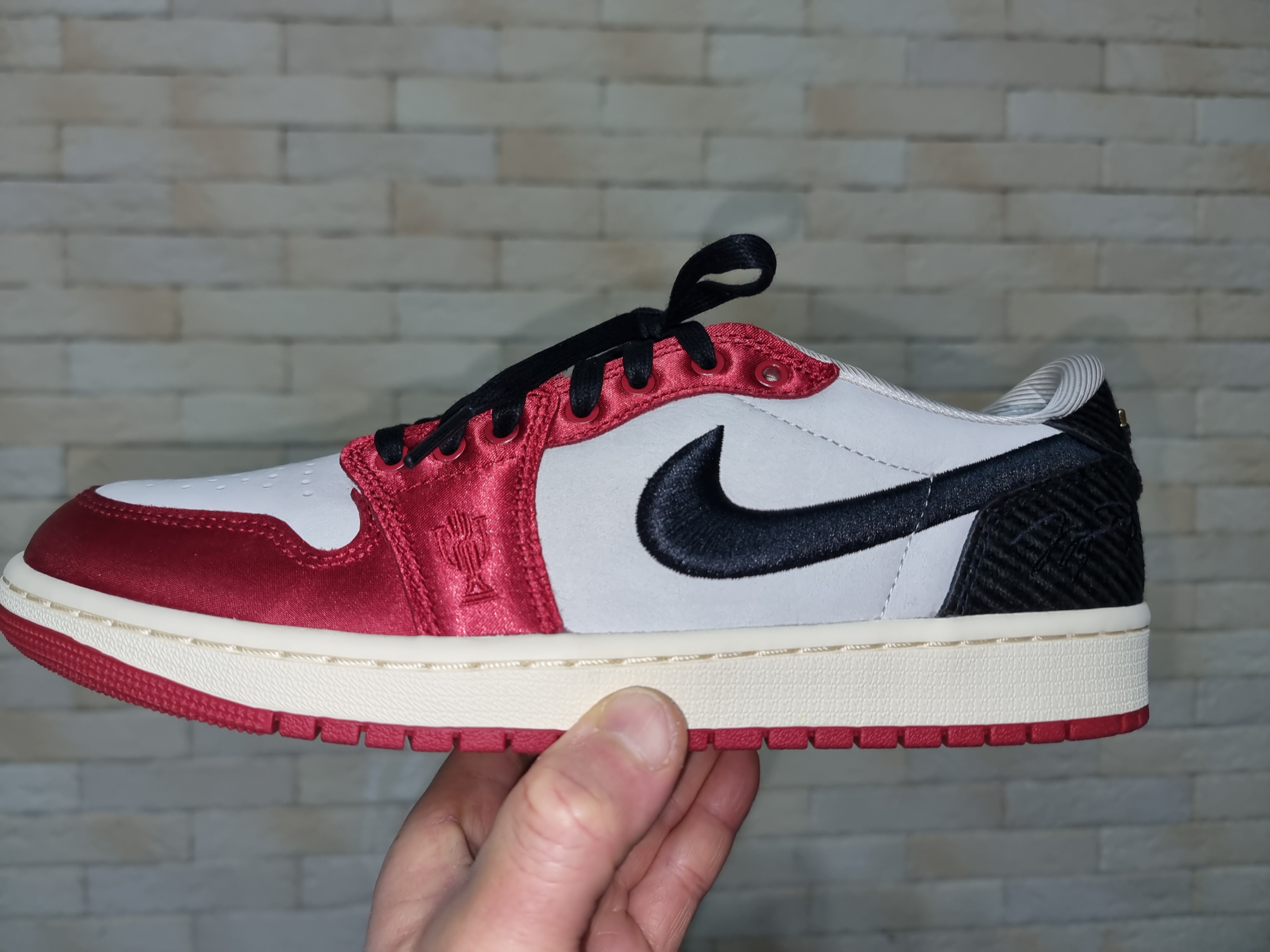 Jordan 1 x Trophy Room Retro Low OG SP Sail Varsity Red 착용 스타일 - 3