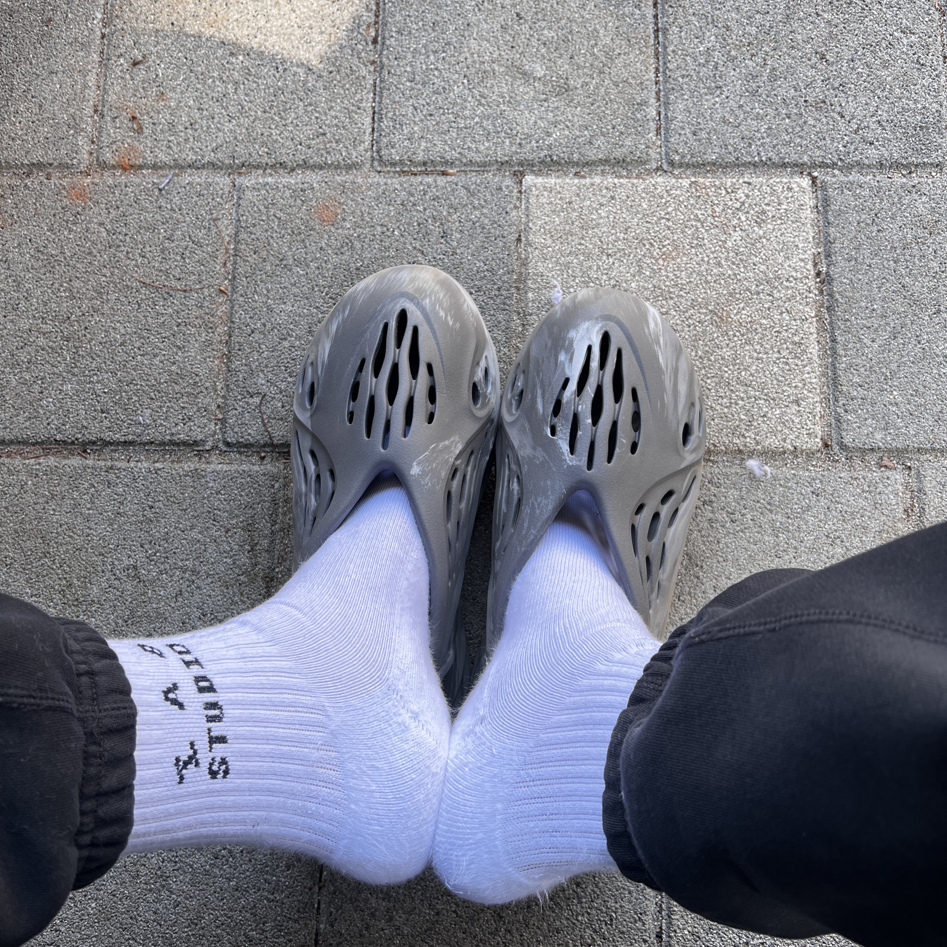 IAB Studio 10th Anniversary T-Shirts Pack White & Black (2 Pack), IAB Studio Socks White (5 Pack) 착용 스타일 - 2