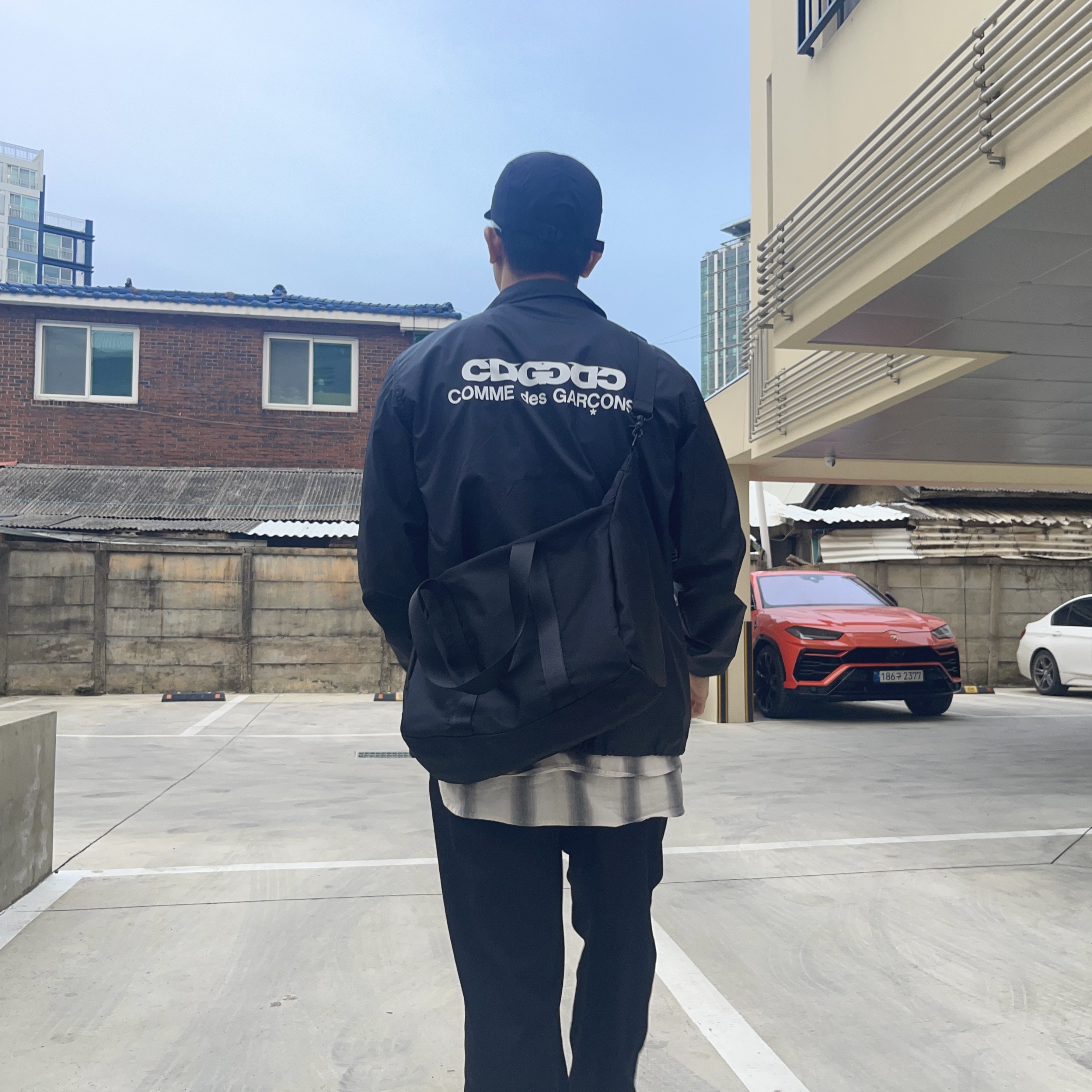 CDG Coach Jacket5 Black 착용 스타일 - 3
