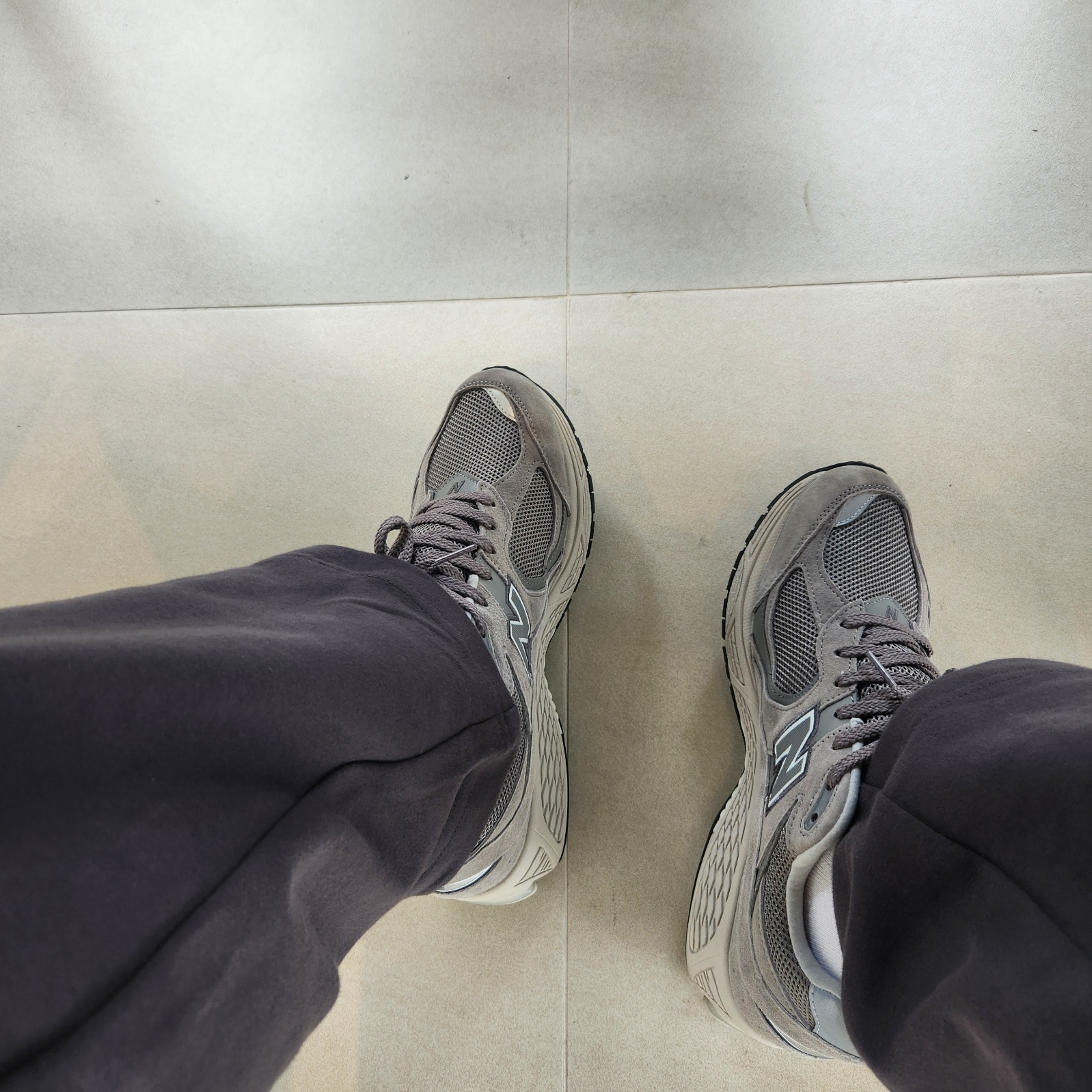 New Balance 2002R Grey 착용 스타일