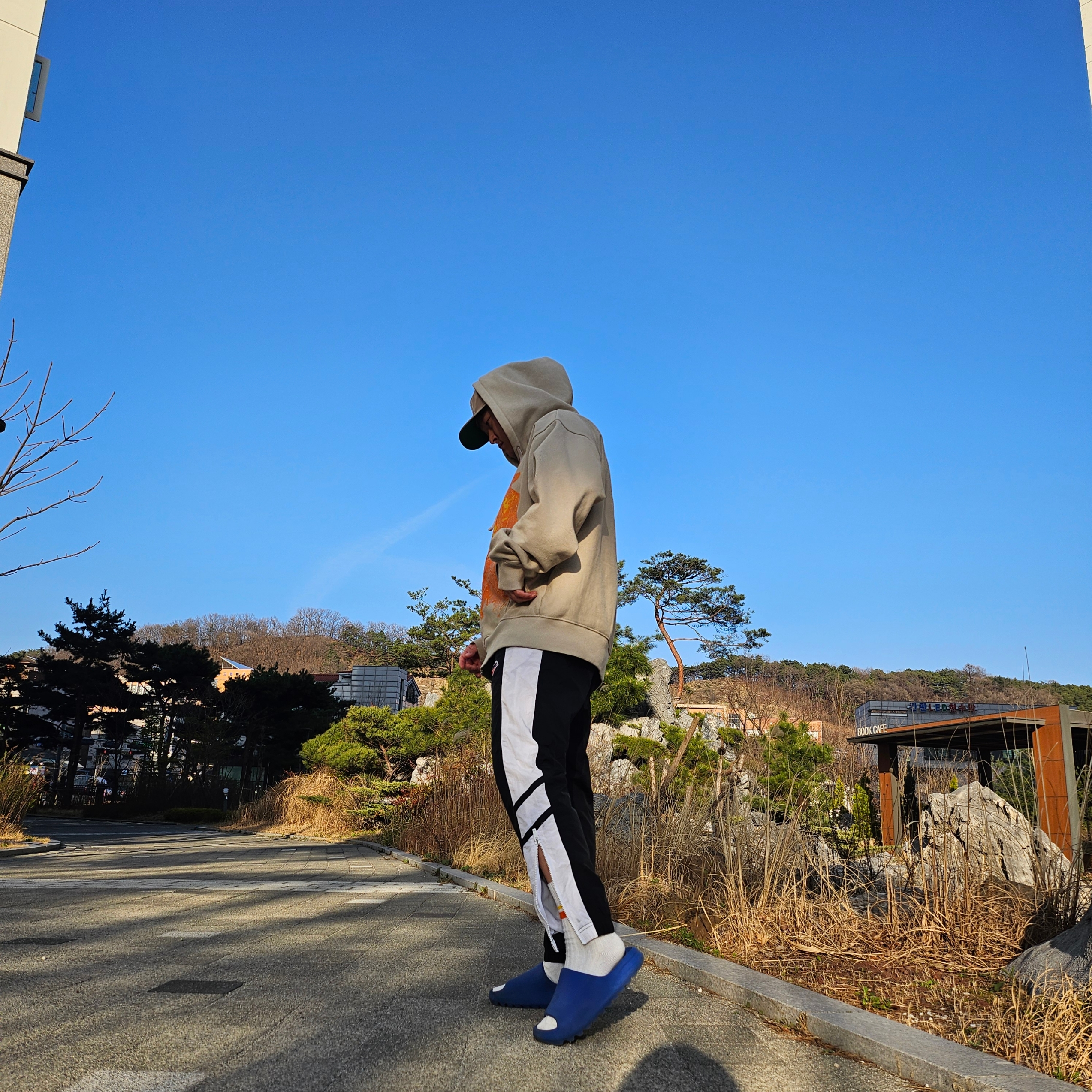 Stussy Basic Strapback Cap Khaki, Stussy Web Zip Hoodie Khaki 착용 스타일 - 2