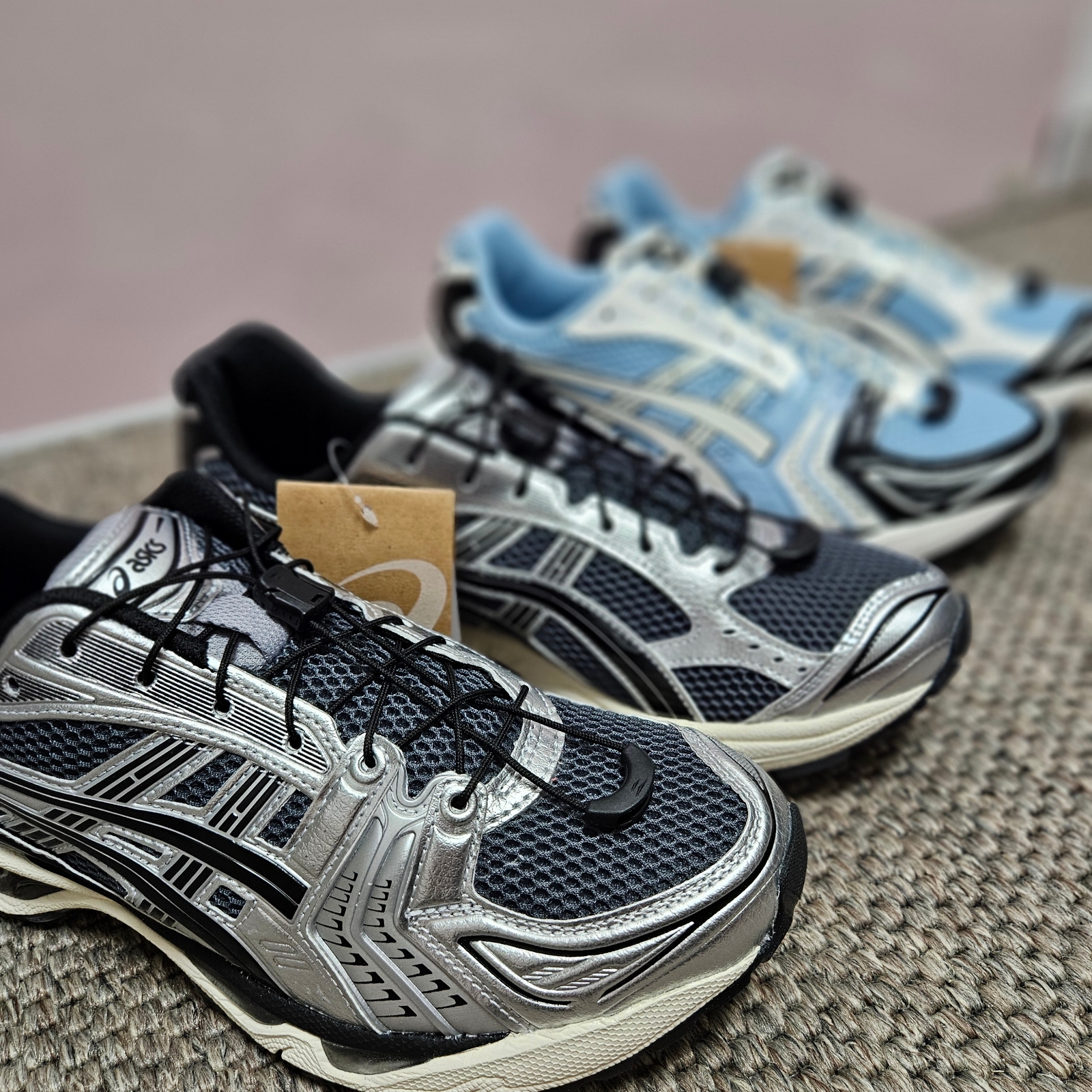 Asics Unlimited Gel-Kayano 14 Carrier Grey Black, Asics Unlimited Gel-Kayano 14 Mist Cream 착용 스타일 - 1