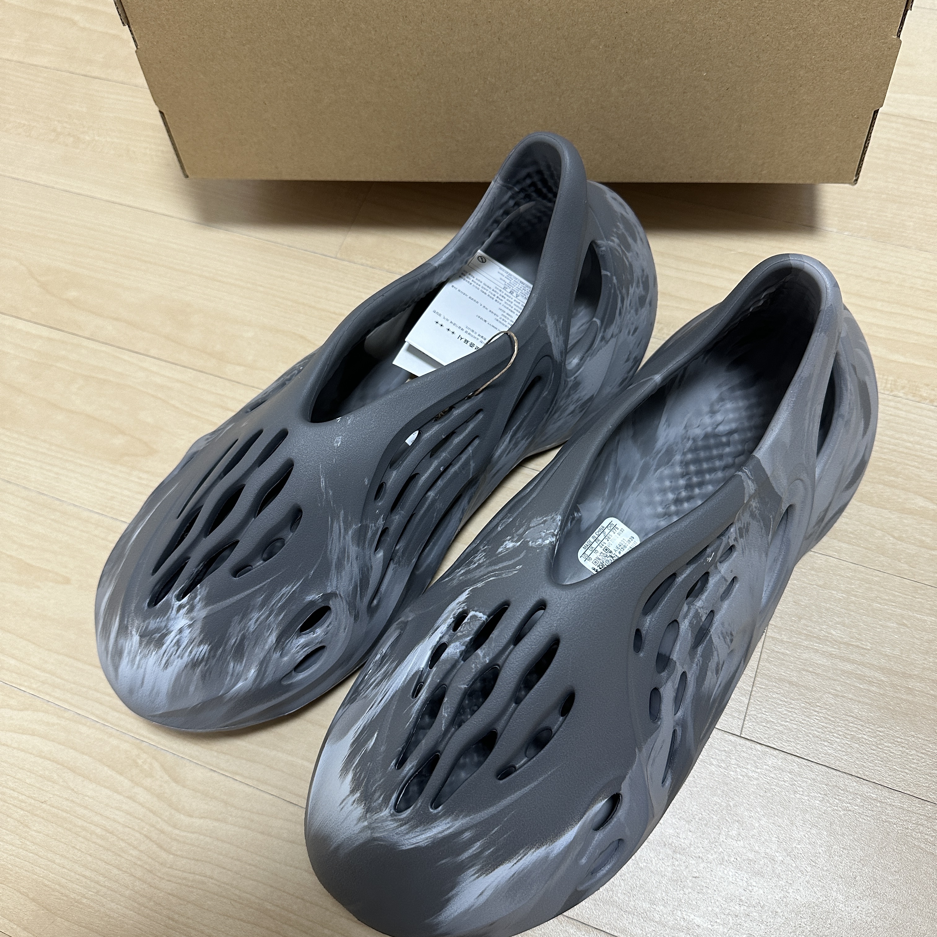 Adidas Yeezy Foam RNNR MX Granite 착용 스타일