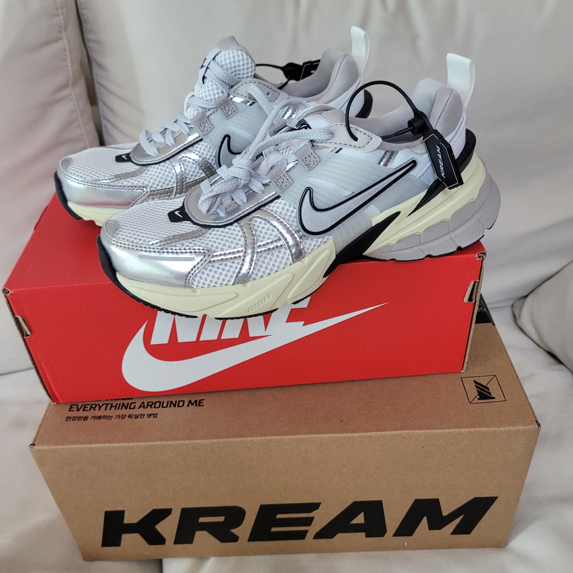 Nike V2K Run Summit White Metallic Silver 착용 스타일 - 2