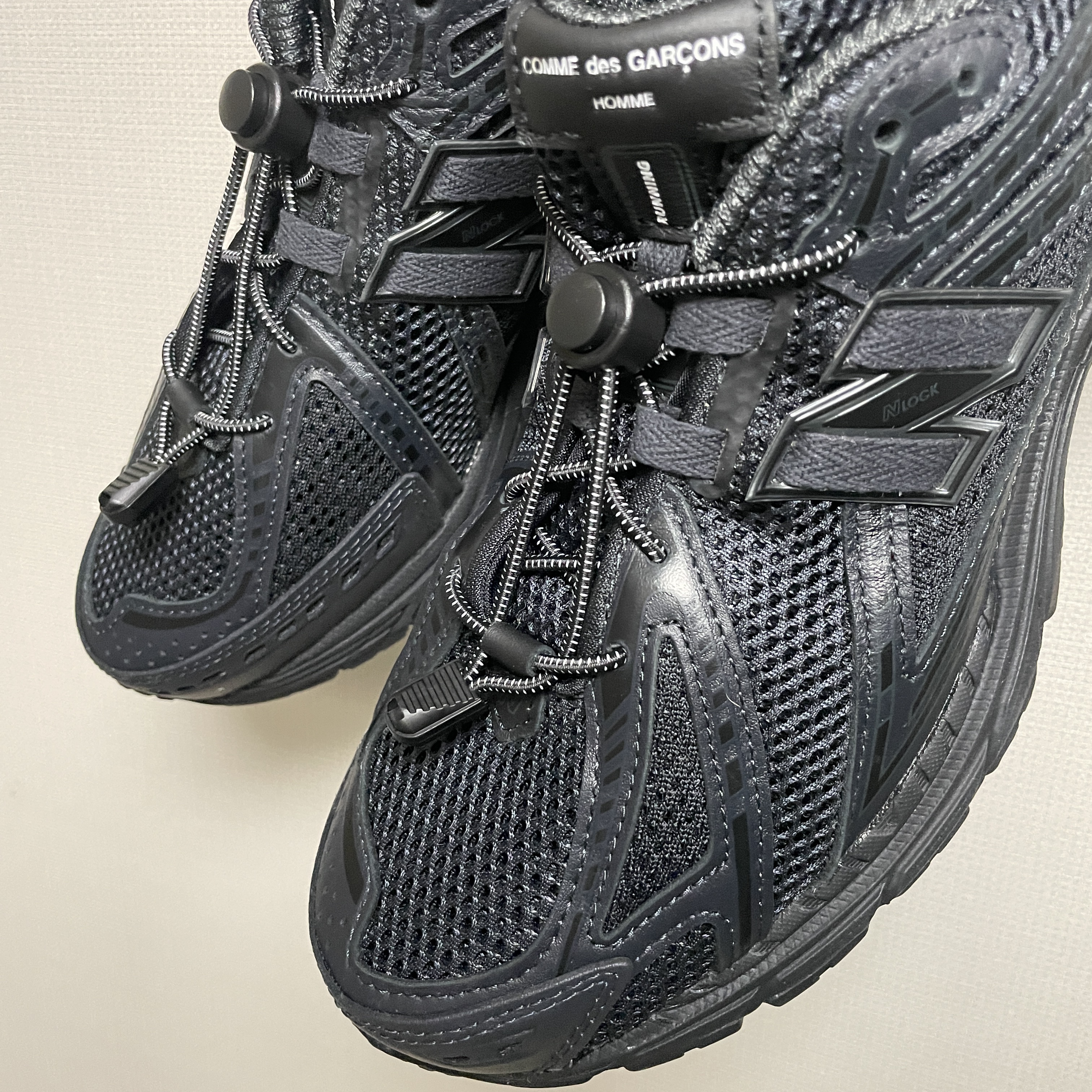 New Balance x Comme des Garcons Homme 1906R Black 착용 스타일