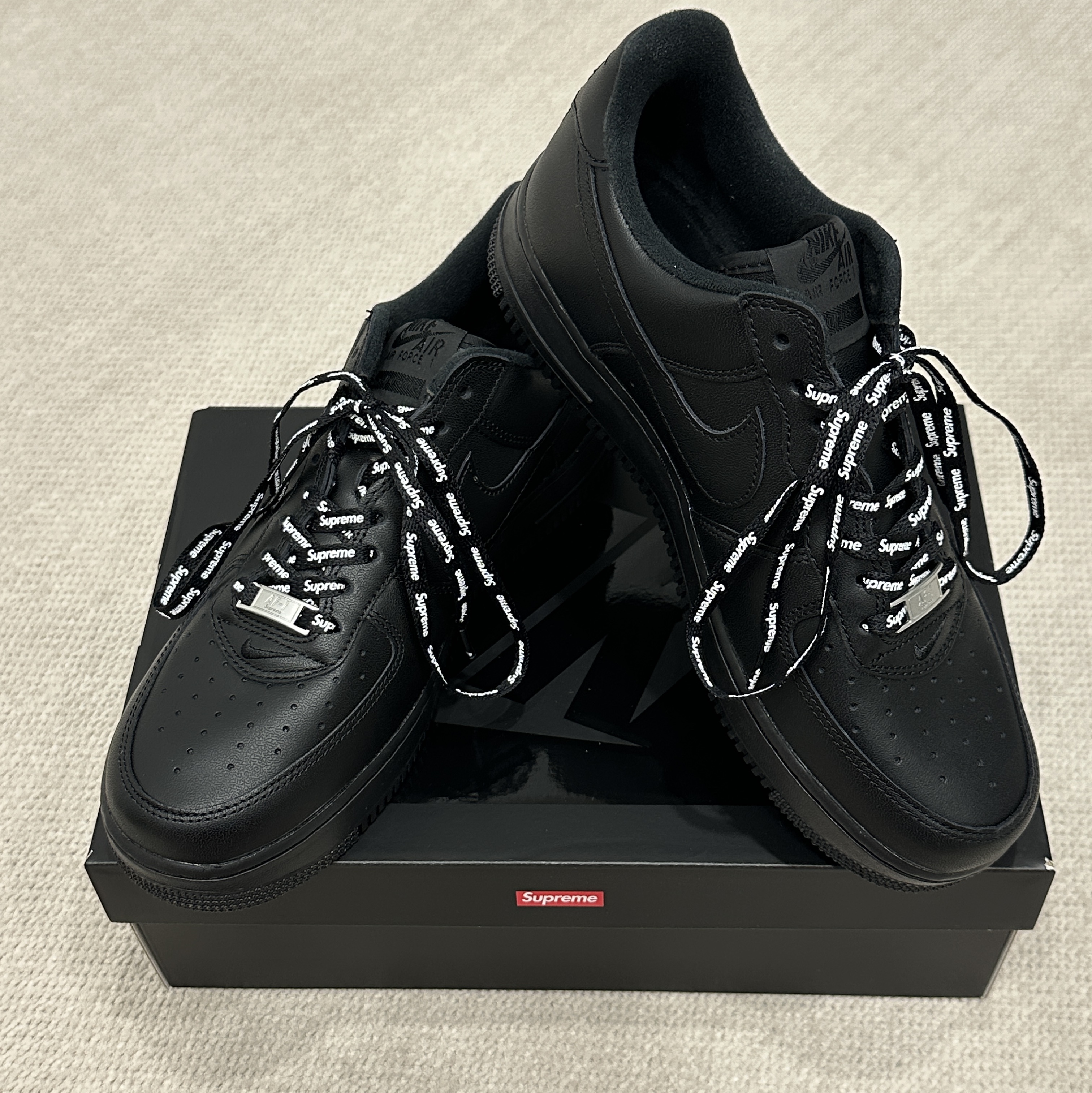 Nike x Supreme Air Force 1 Low Black 착용 스타일 - 2