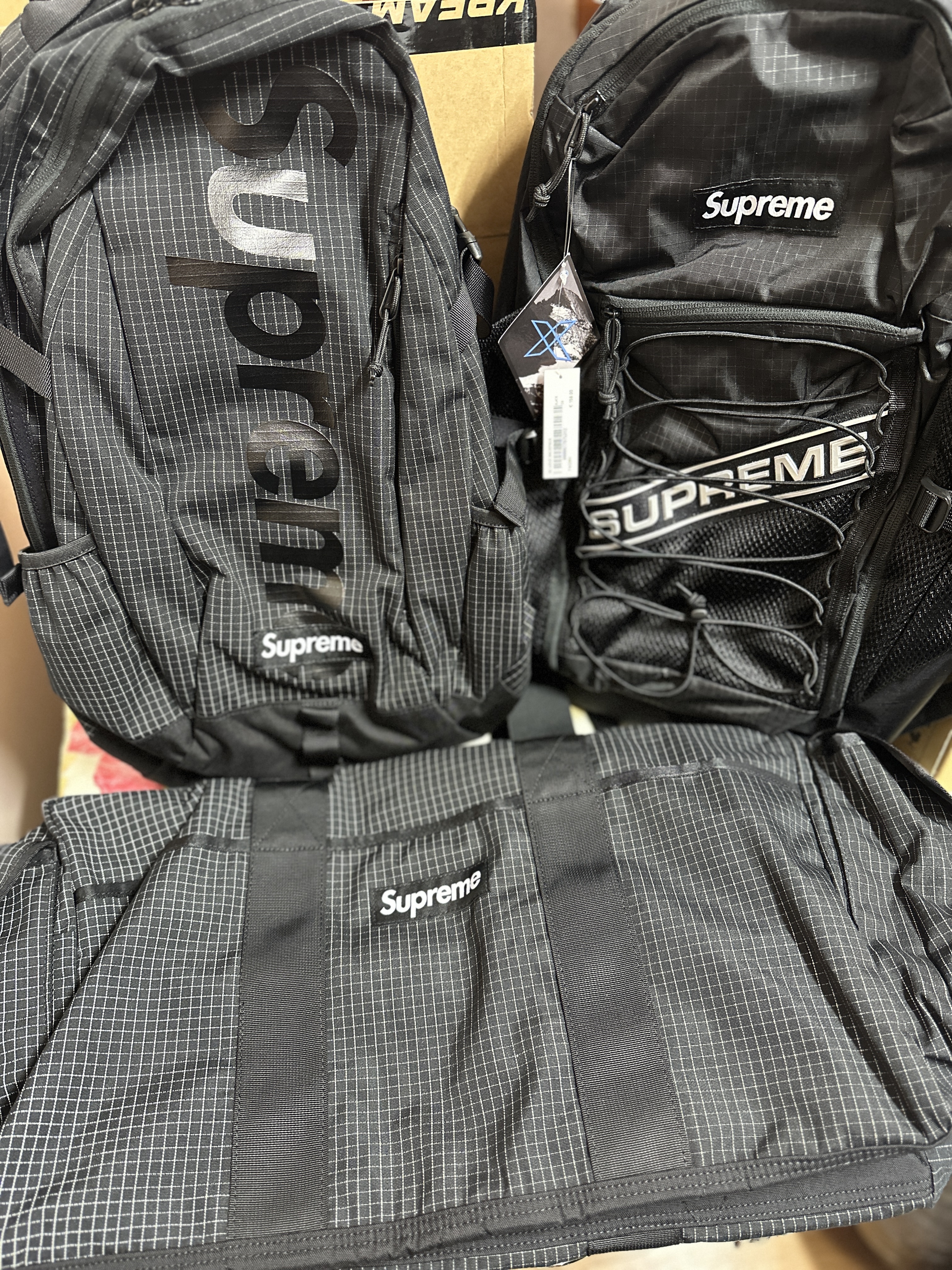 Supreme Backpack Black - 24SS, Supreme Duffle Bag Black - 24SS 착용 스타일 - 1