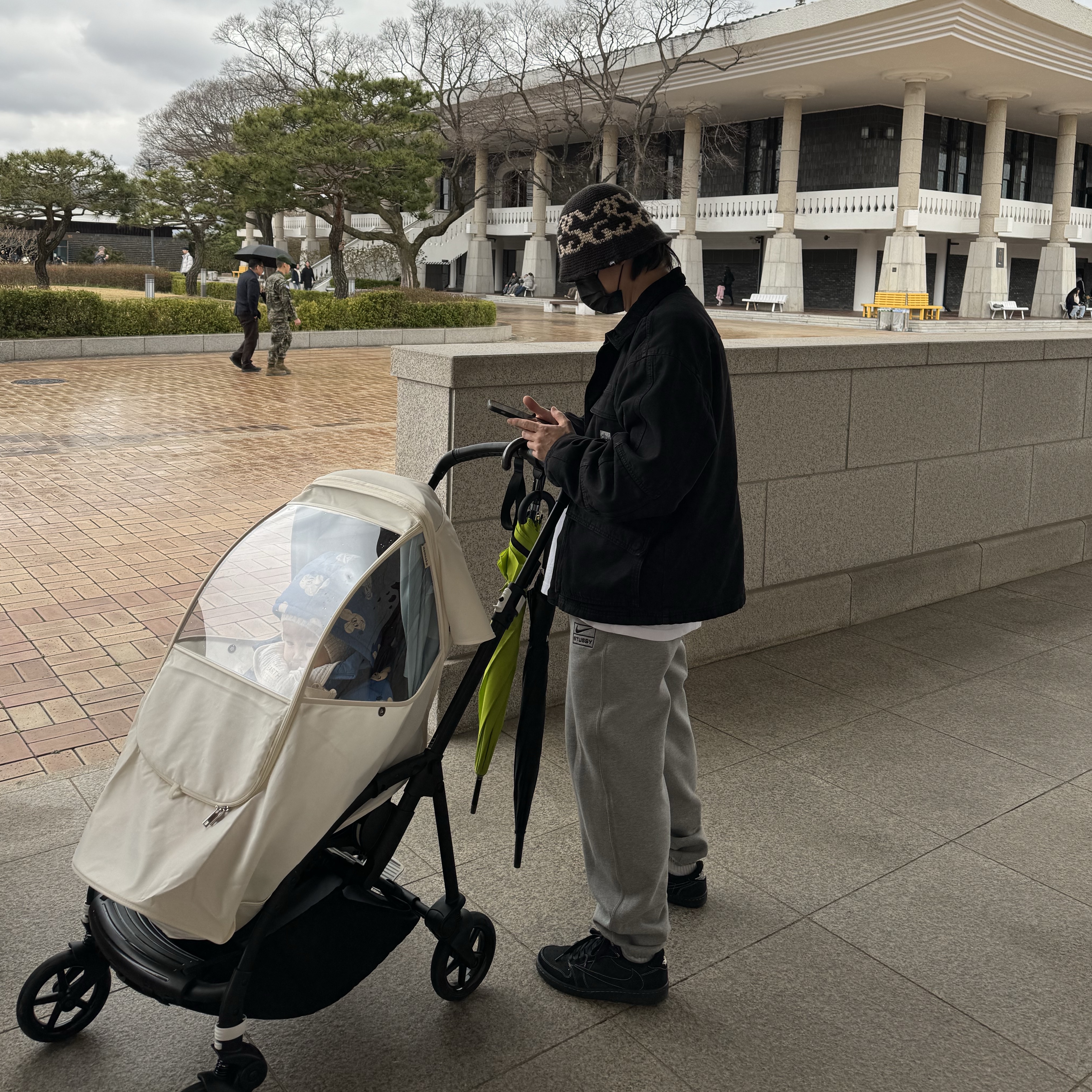 Stussy Washed Canvas Shop Jacket Black, Jordan 1 x Travis Scott Retro Low OG SP Black Phantom 착용 스타일