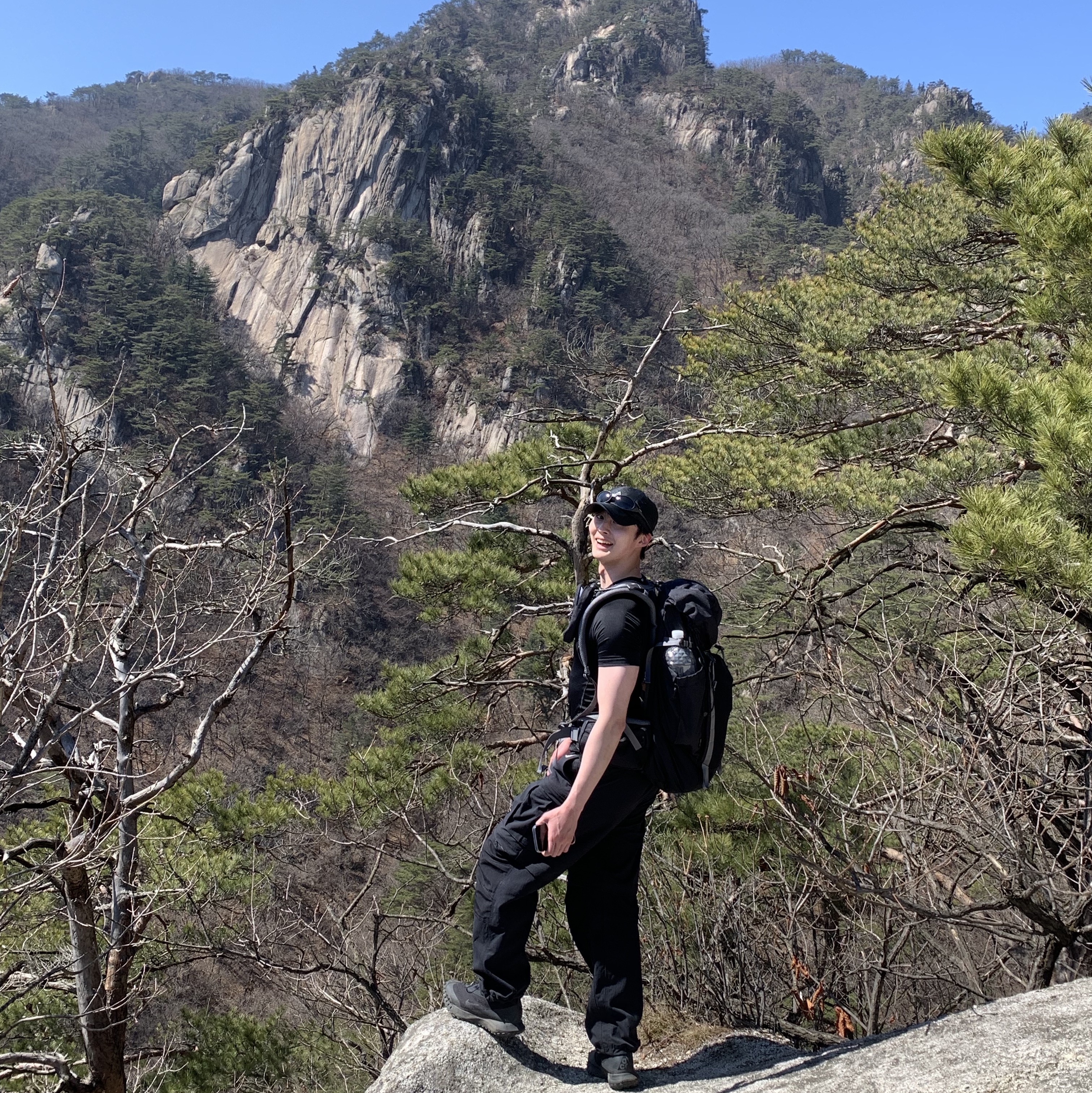 Nike ACG 36 Backpack Black, Nike ACG Mountain Fly Gore-Tex Black and Dark Grey 착용 스타일 - 2
