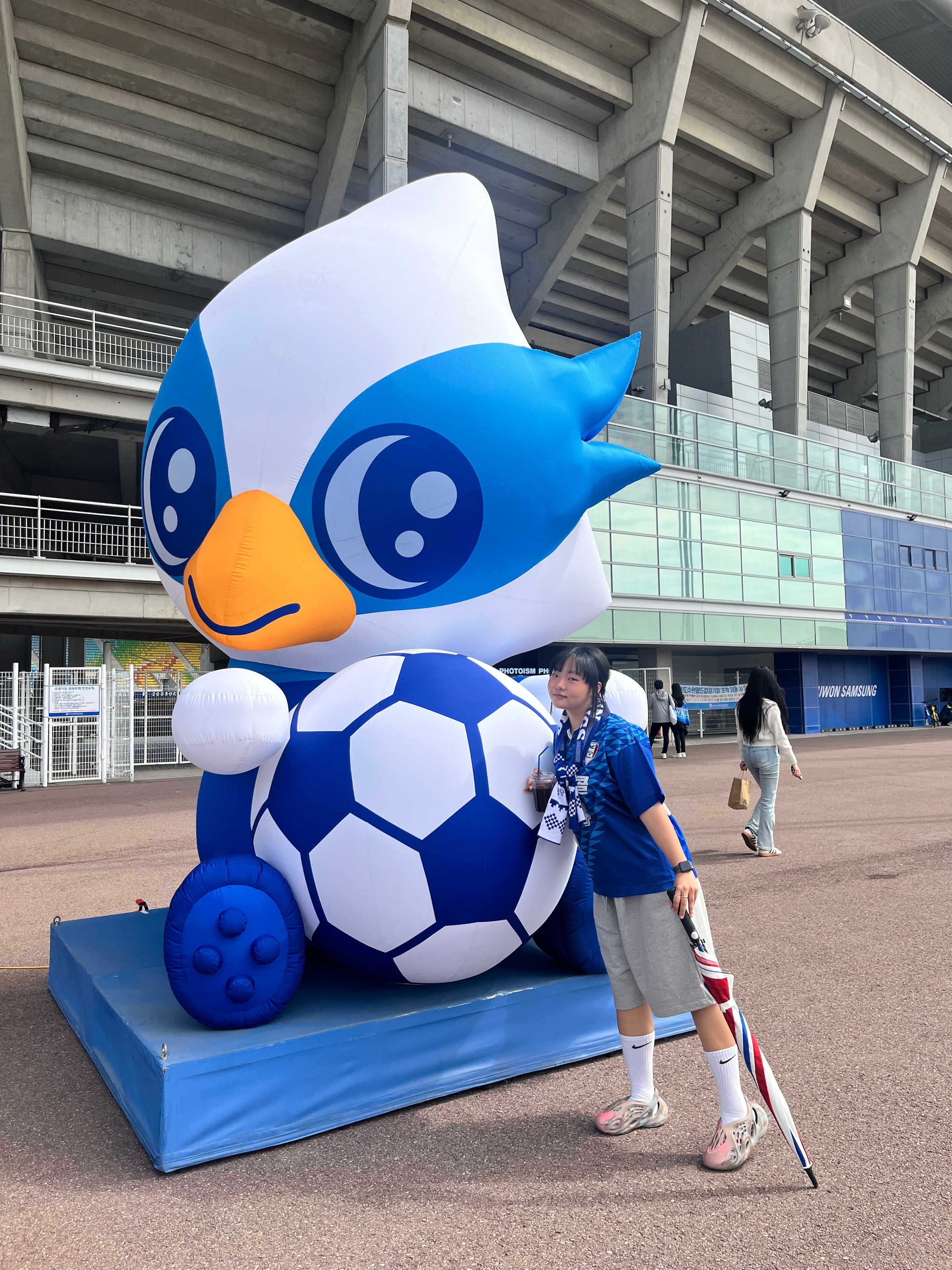 Adidas Yeezy Foam RNNR MX Sand Grey 착용 스타일 - 4