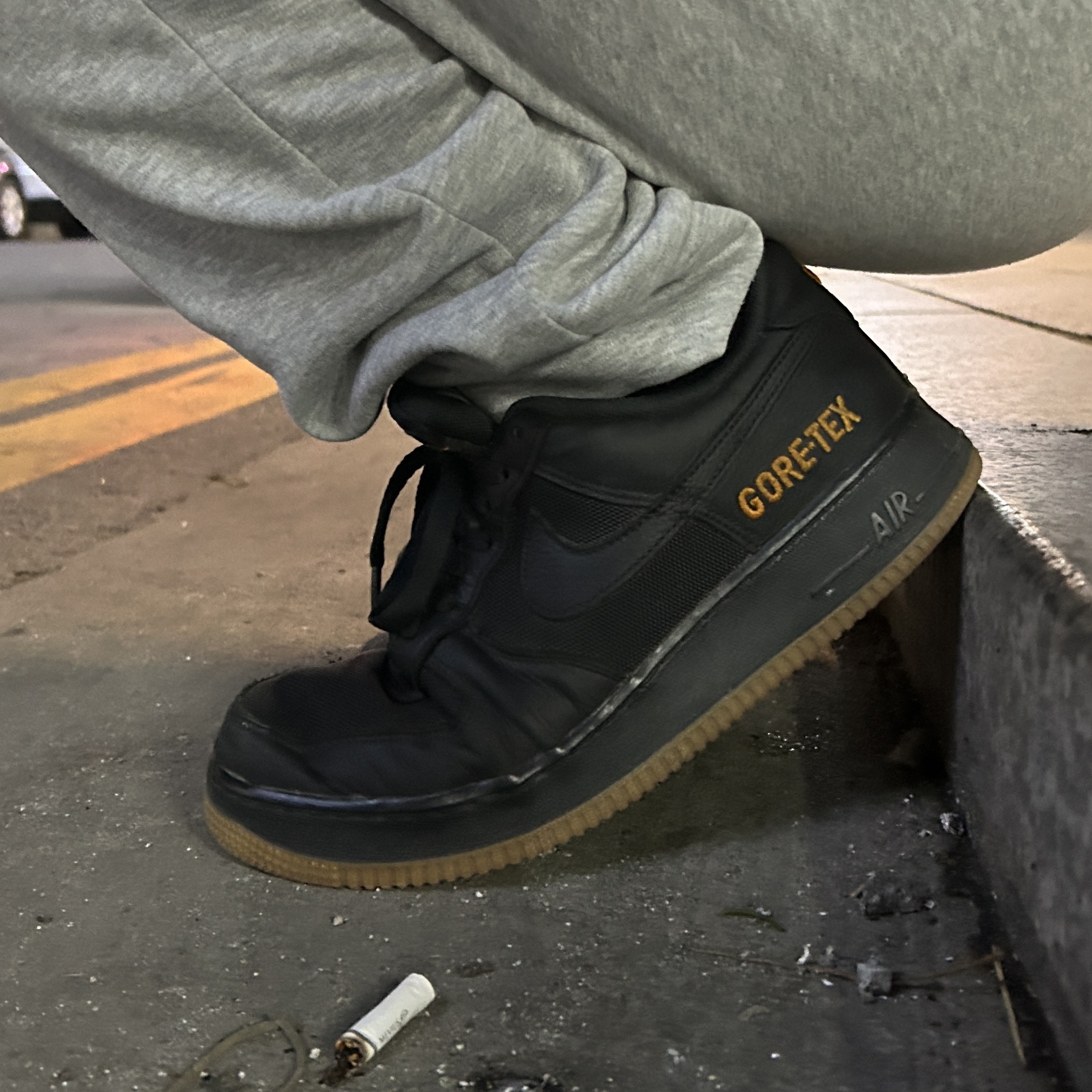 Nike Air Force 1 Low Gore-Tex Black Light Carbon 착용 스타일