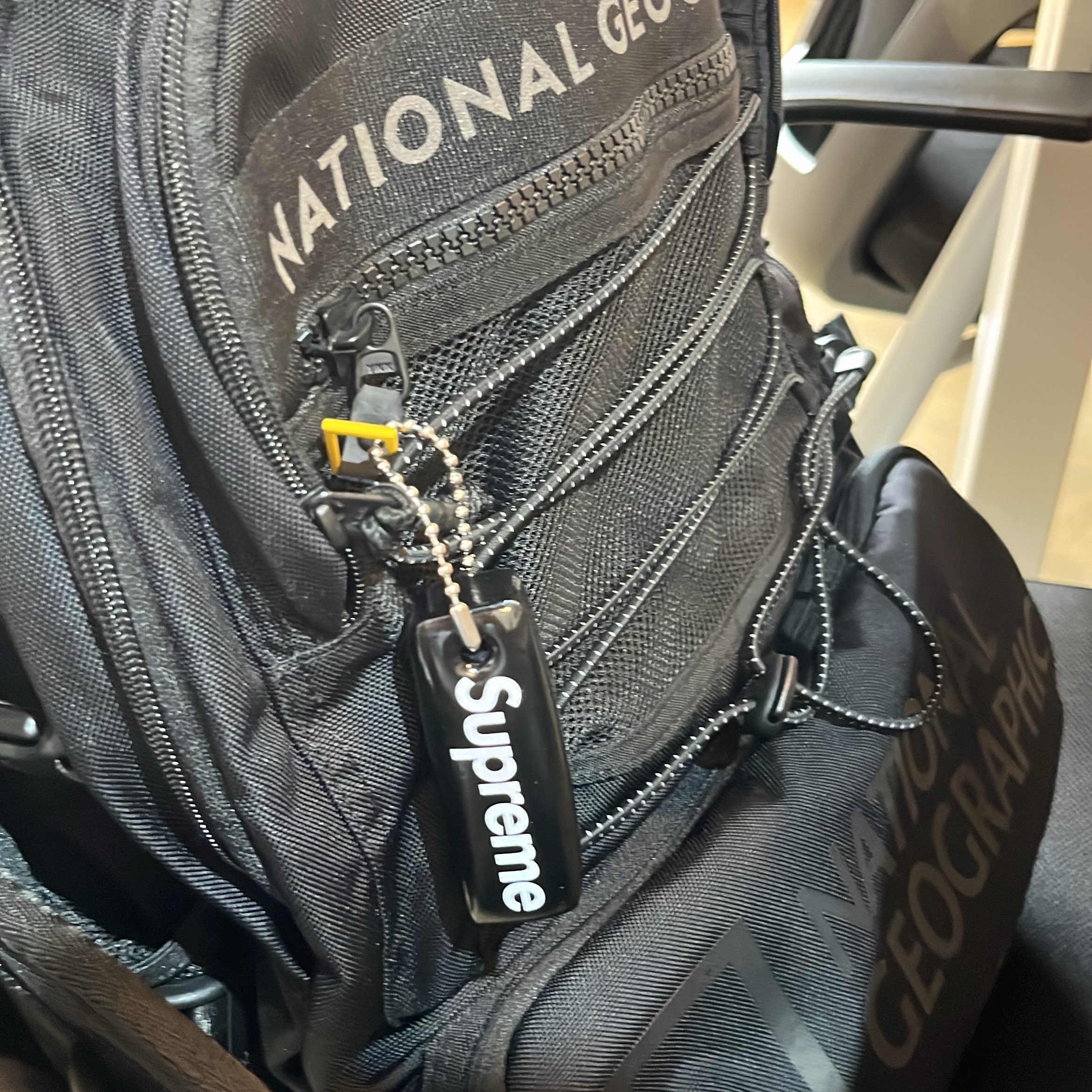 Supreme Floating Keychain Black - 23FW 착용 스타일