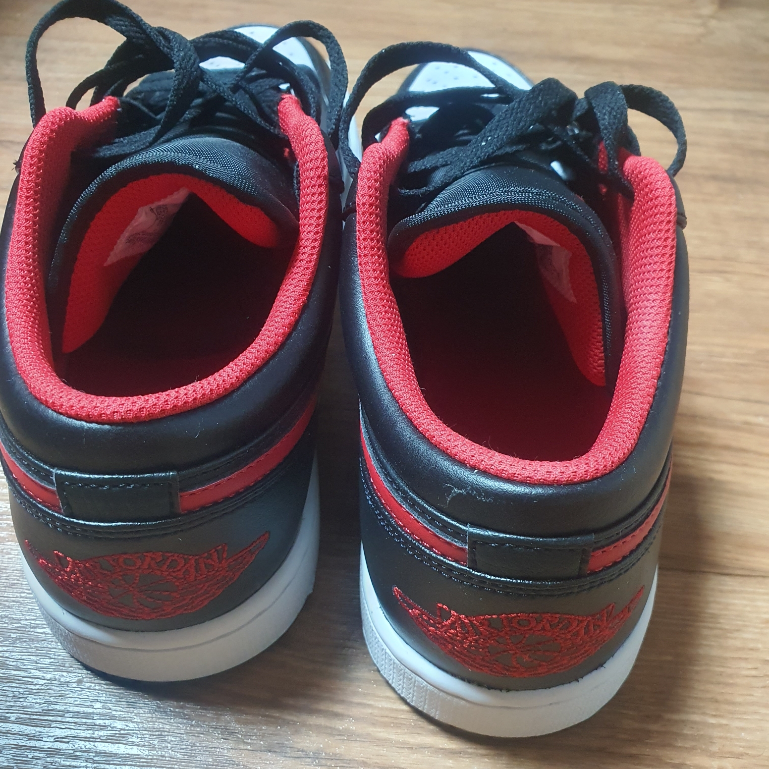 Jordan 1 Low Black Fire Red 착용 스타일 - 1